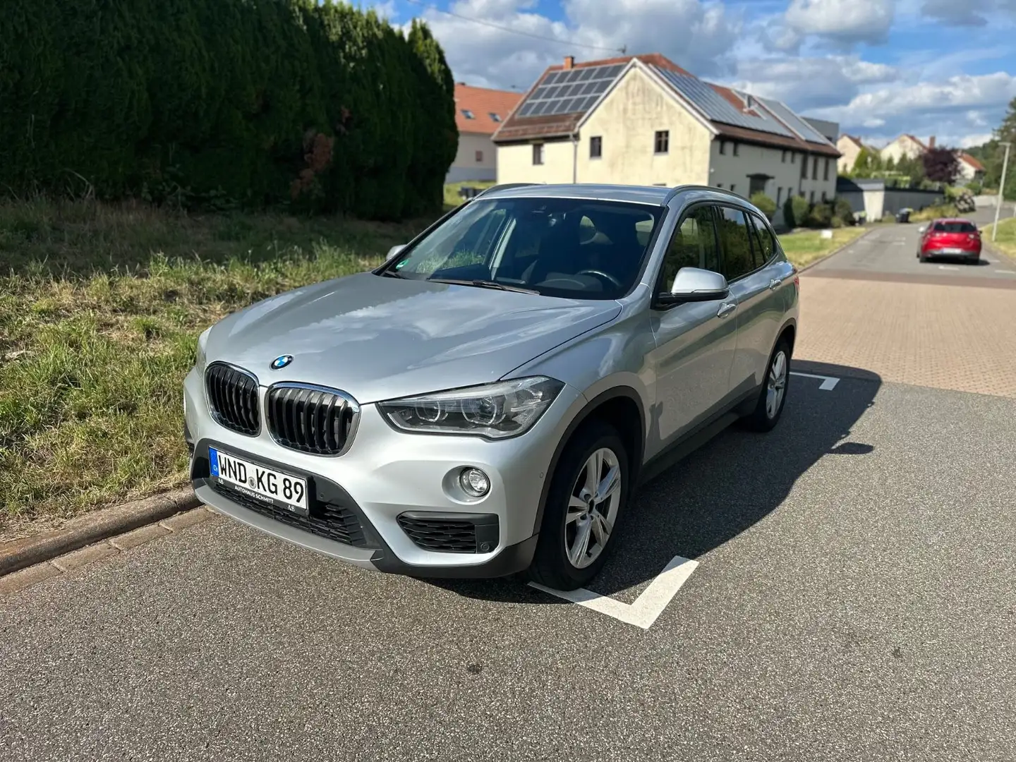 BMW X1 Baureihe X1 sDrive 18 d Advantage Automatik Silber - 1