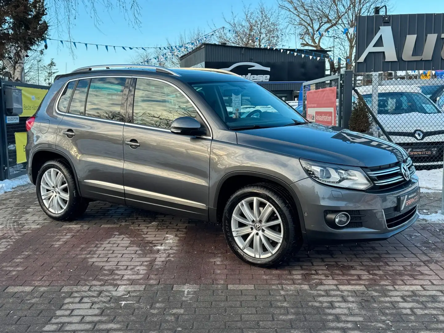 Volkswagen Tiguan Sport & Style 4Motion*Pano*Navi*Xenon*AHK Grau - 1