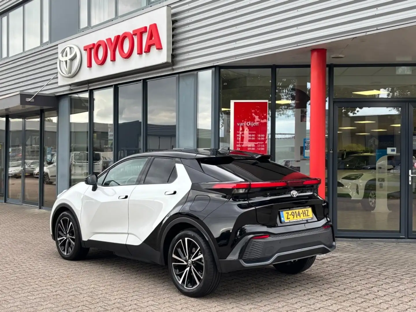 Toyota C-HR 2.0 PHEV 200 Prem Ed | Pano dak | Leder | 360 Came Wit - 2