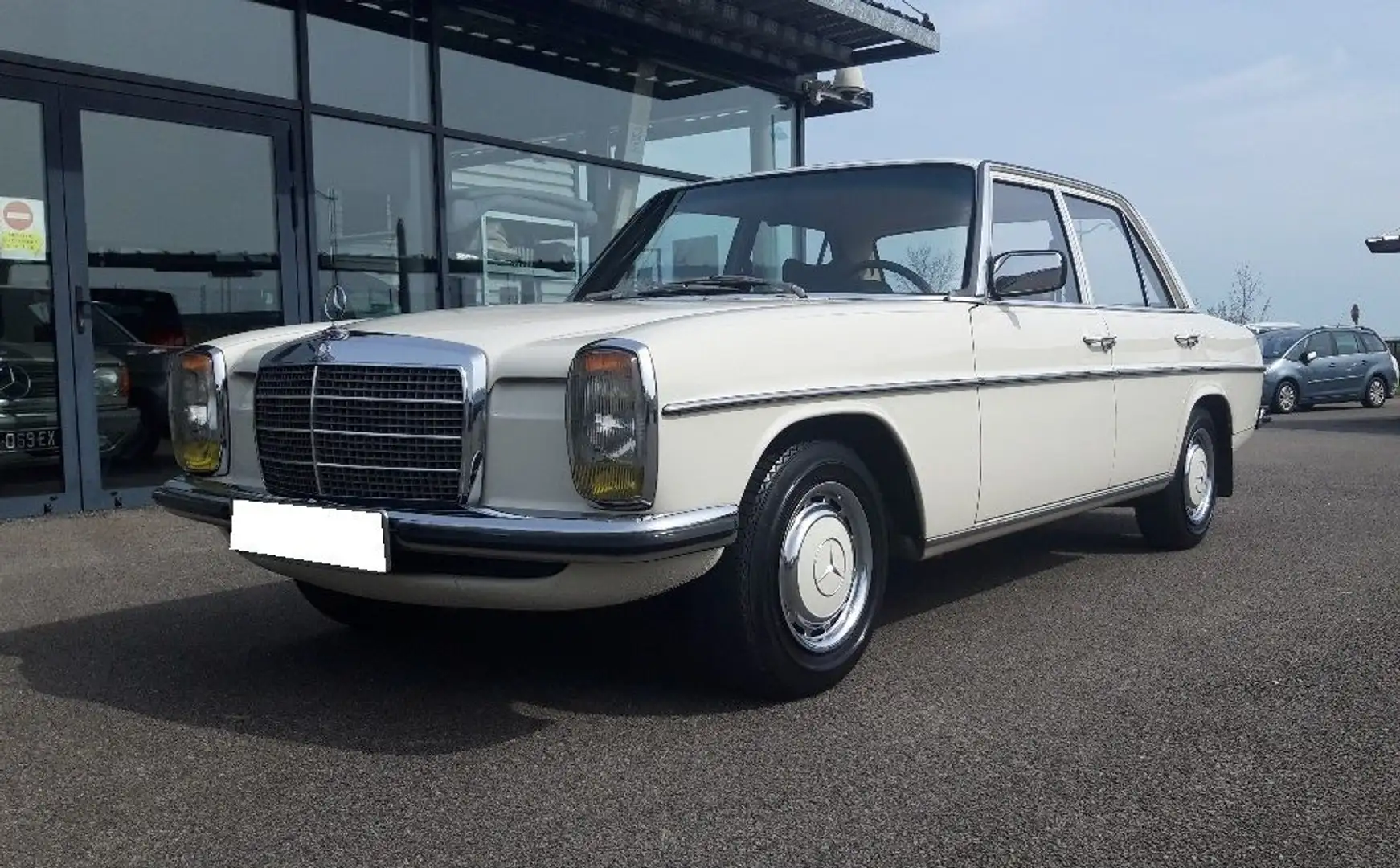 Mercedes-Benz 220 D W115 - 1