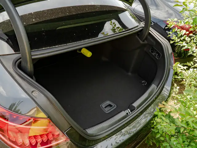 Mercedes-Benz C-Class view 7