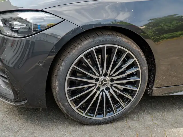 Mercedes-Benz C-Class view 4