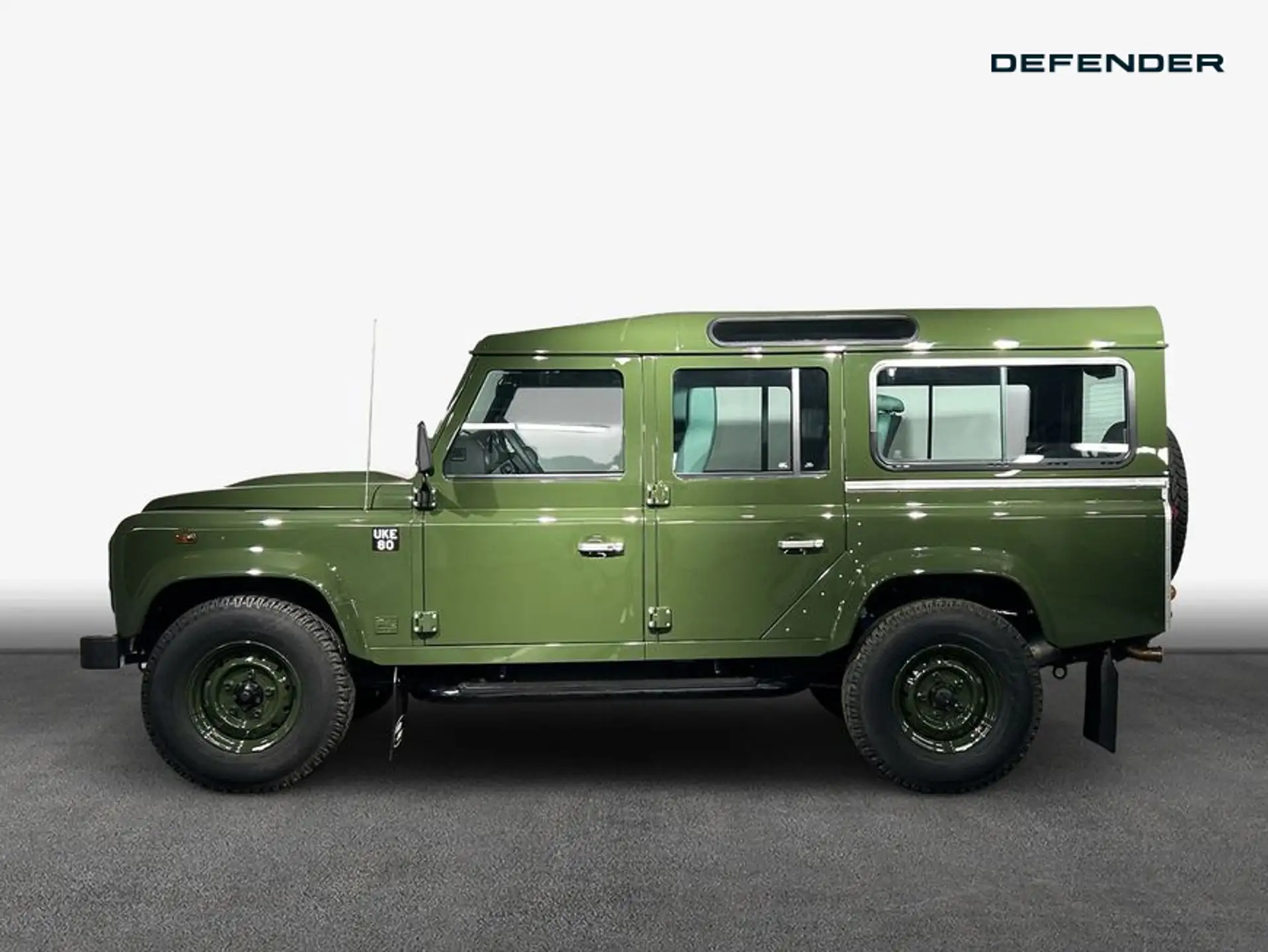 랜드로버 Defender P635 OCTA 2026 초록 사진 3