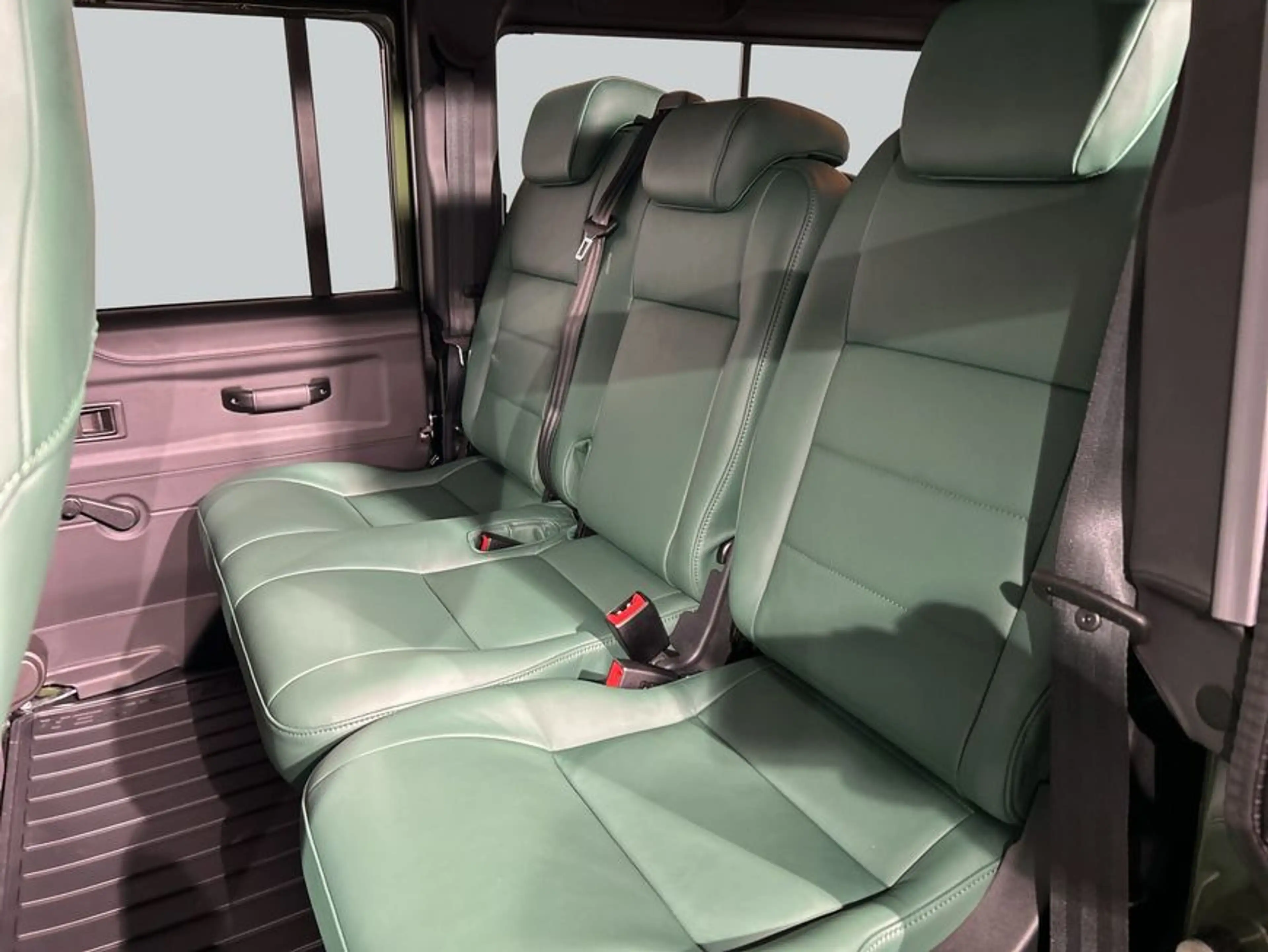 Land Rover Defender 110 Classic V8 Churchill Edition — photo 5