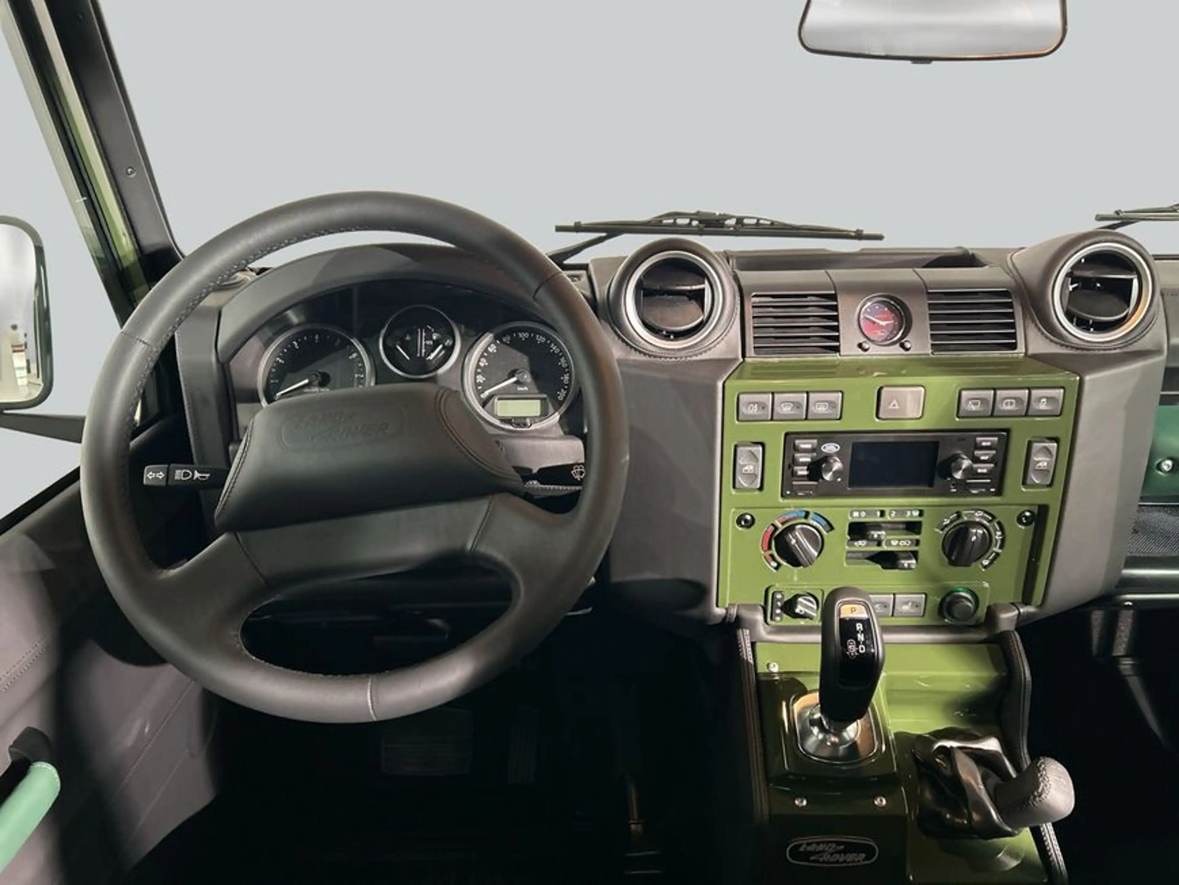 Land Rover Defender 110 Classic V8 Churchill Edition — photo 4