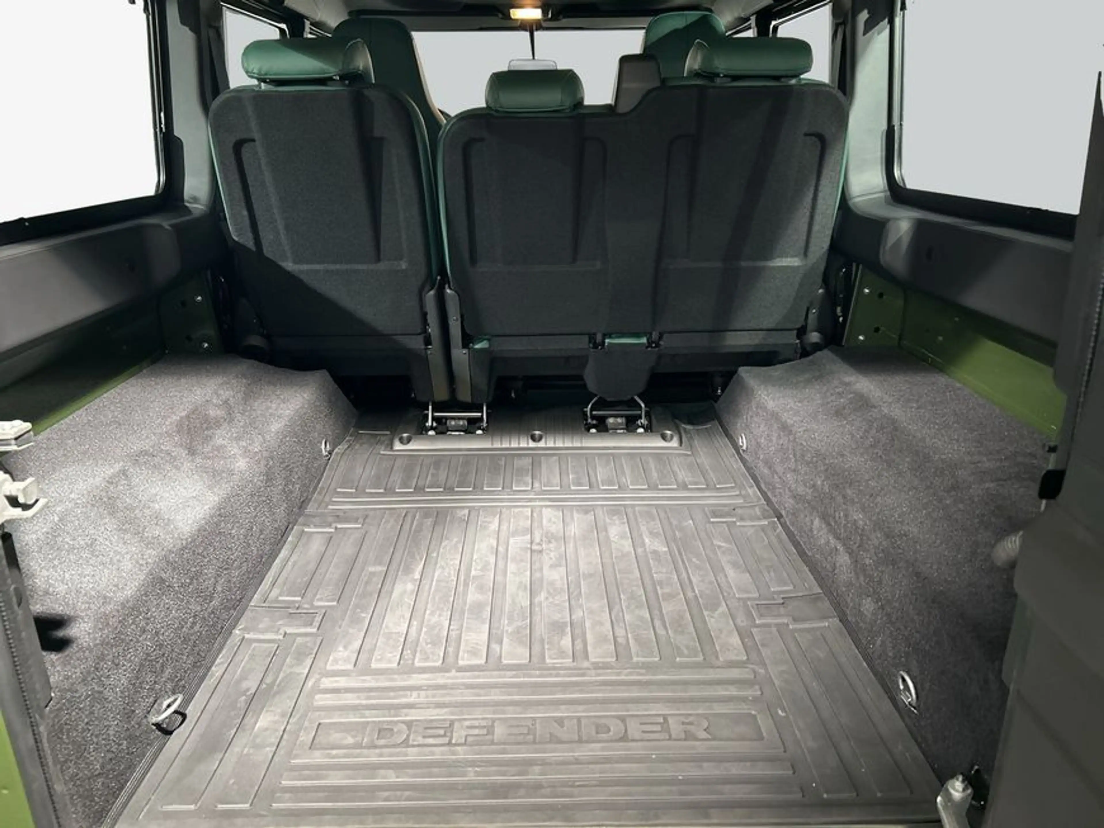 Land Rover Defender 110 Classic V8 Churchill Edition — photo 11