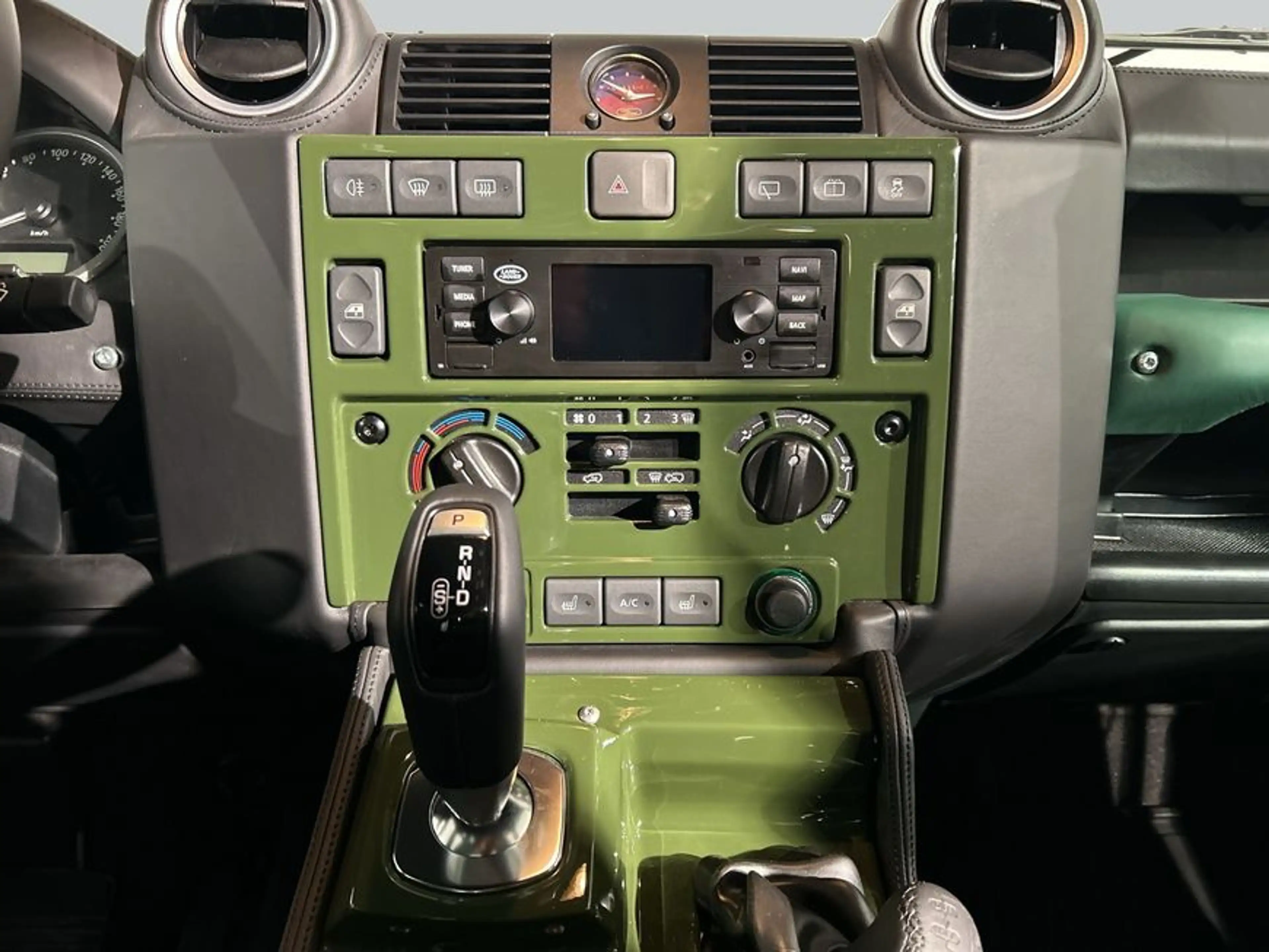 Land Rover Defender 110 Classic V8 Churchill Edition — photo 14