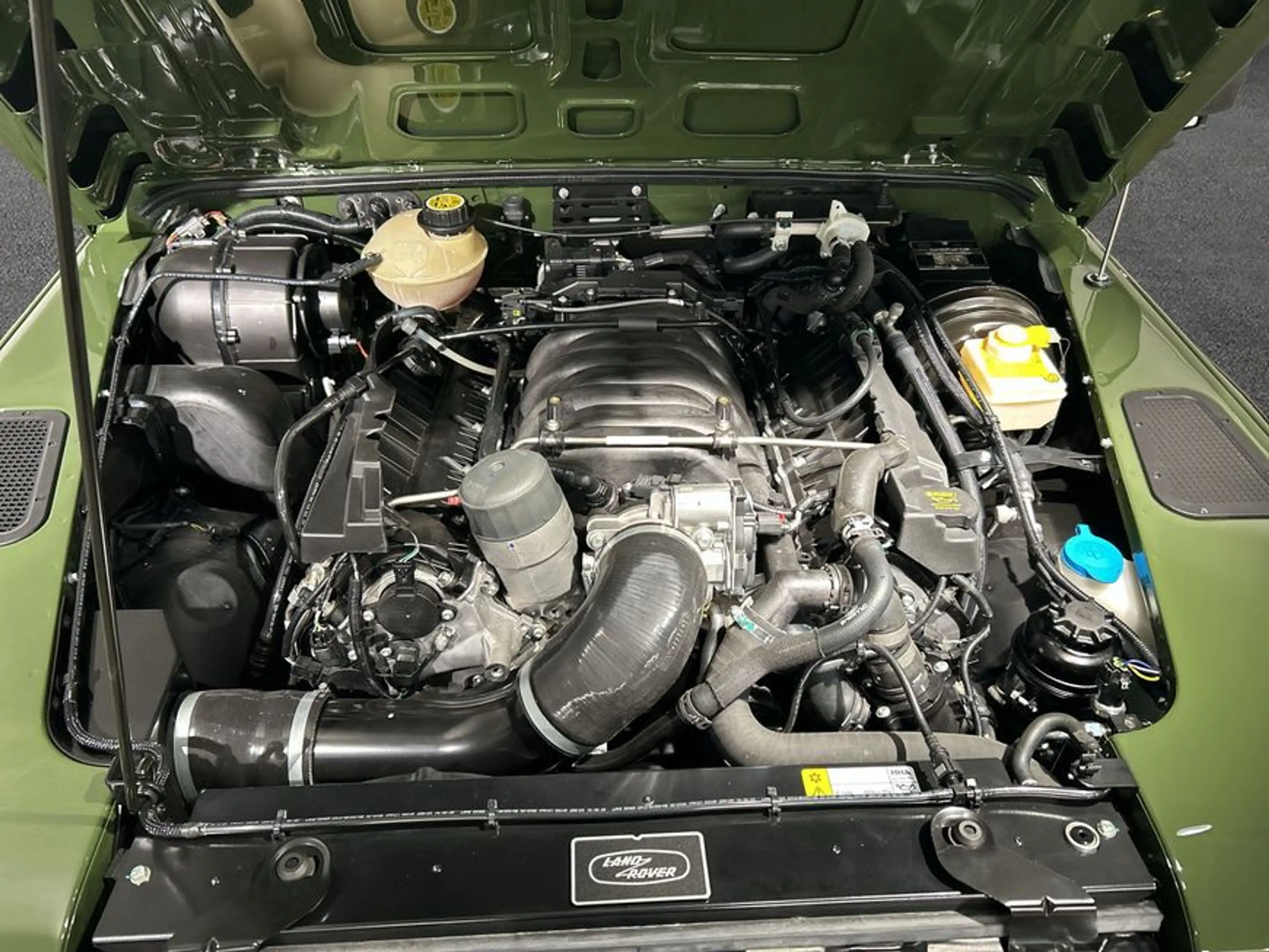 Land Rover Defender 110 Classic V8 Churchill Edition — photo 10