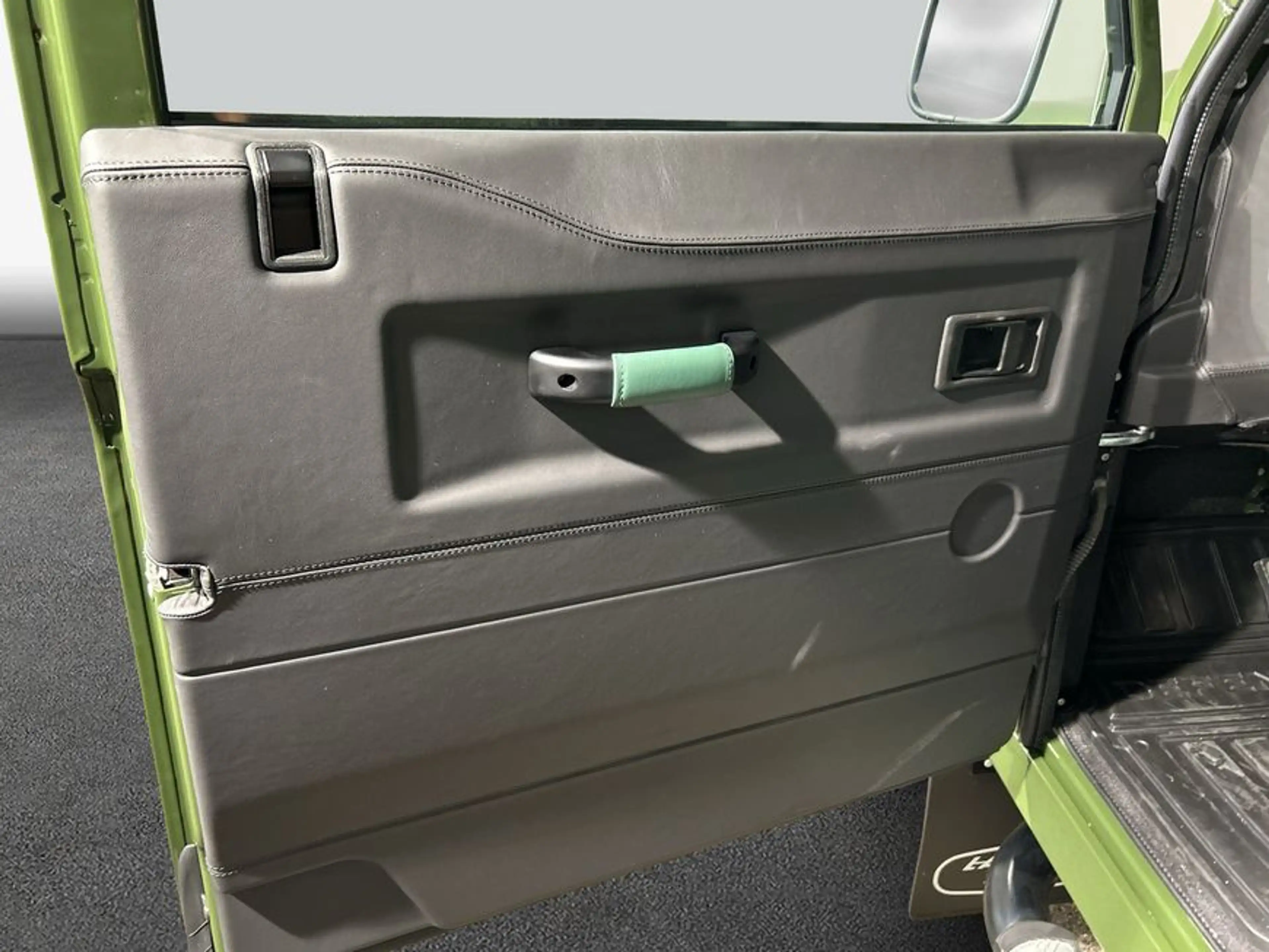 Land Rover Defender 110 Classic V8 Churchill Edition — photo 13