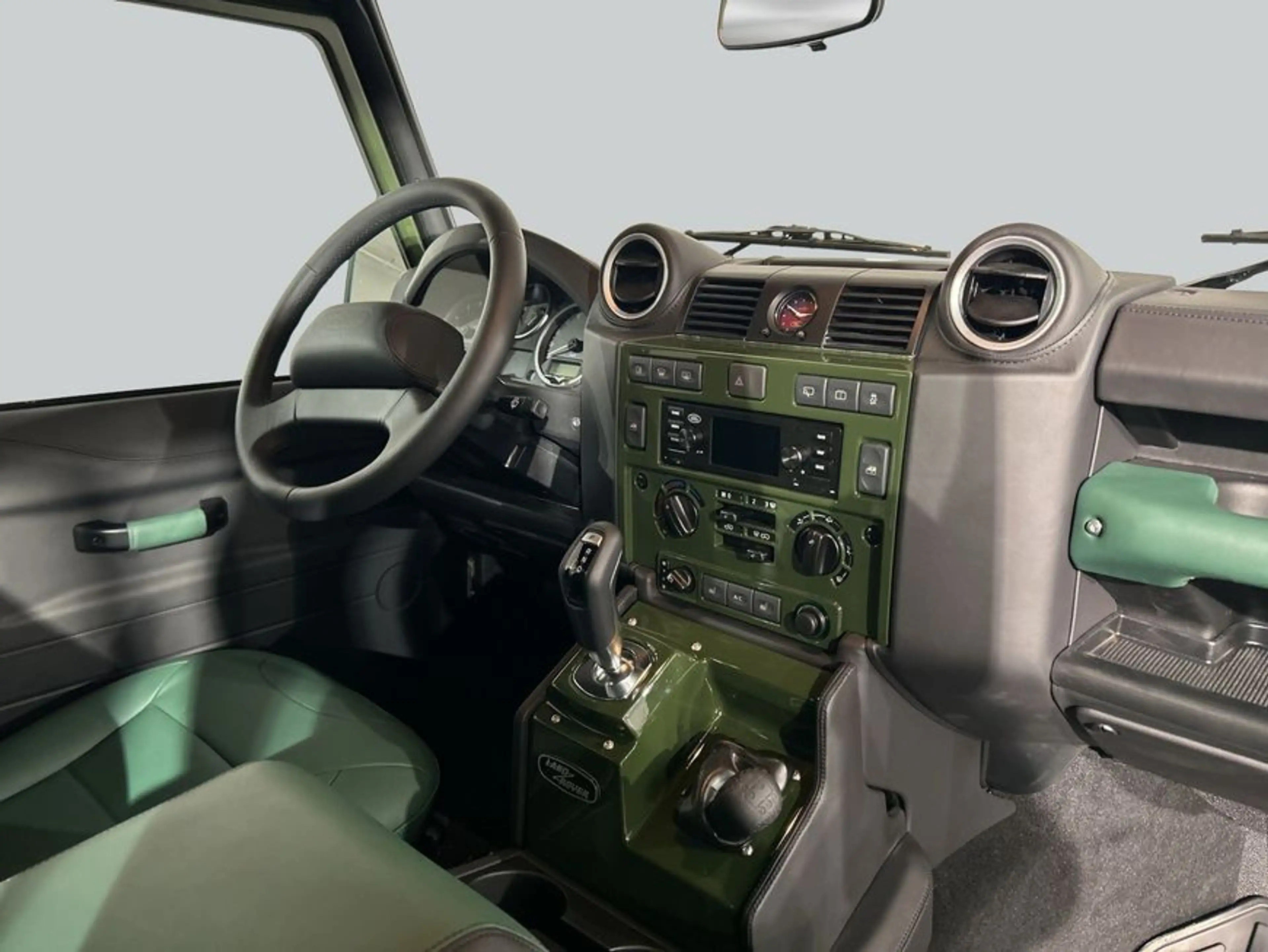 Land Rover Defender 110 Classic V8 Churchill Edition — photo 15