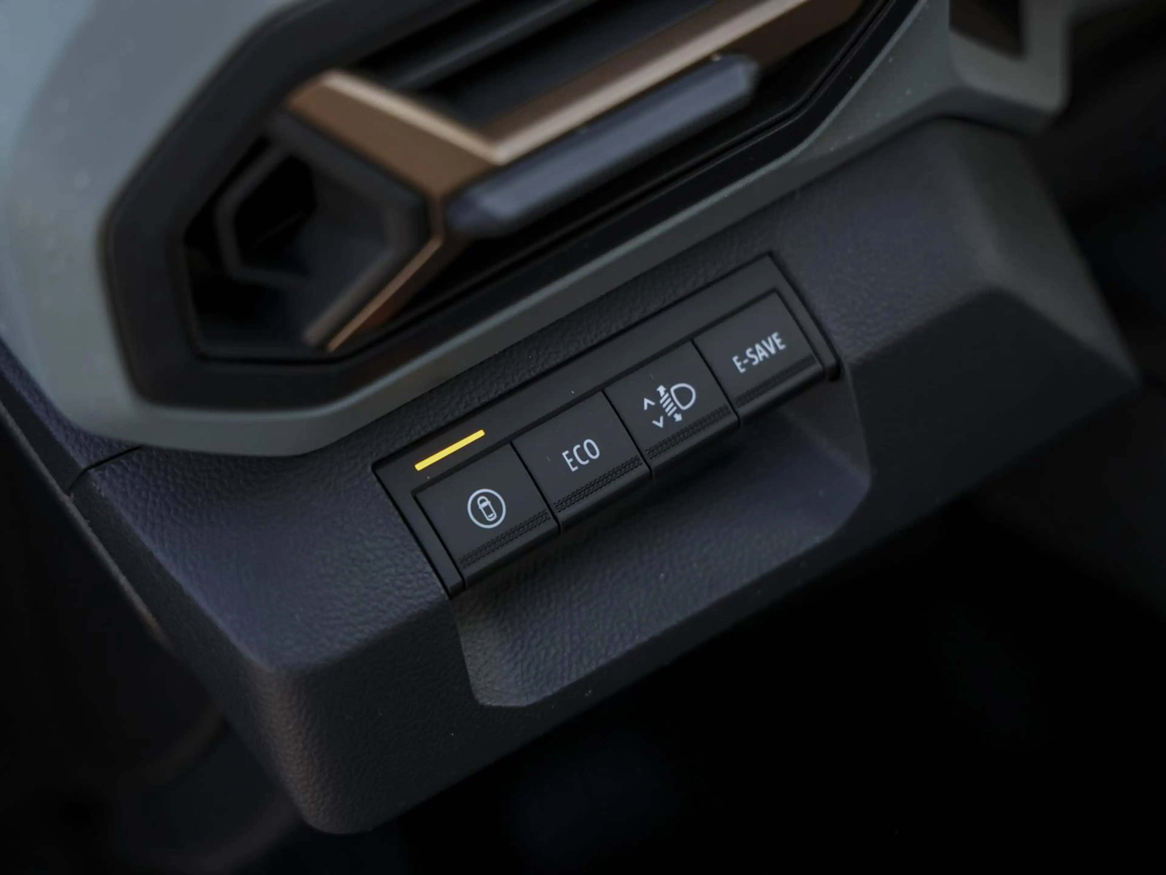 Dacia Bigster Extreme HYBRID 155 SD NAVI SHZ PDC KLIMA — photo 6