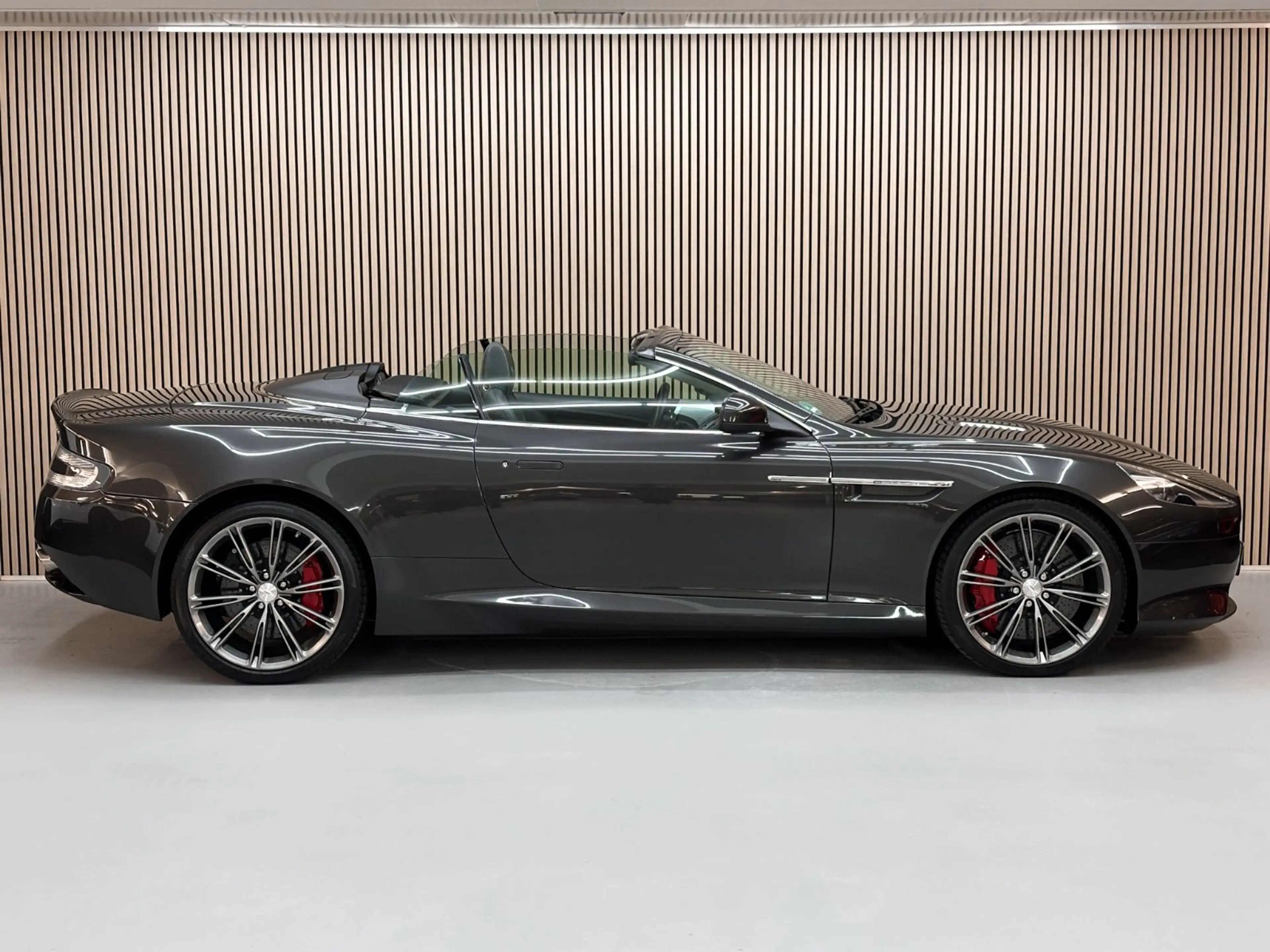 Aston Martin DB9 VOLANTE — photo 5