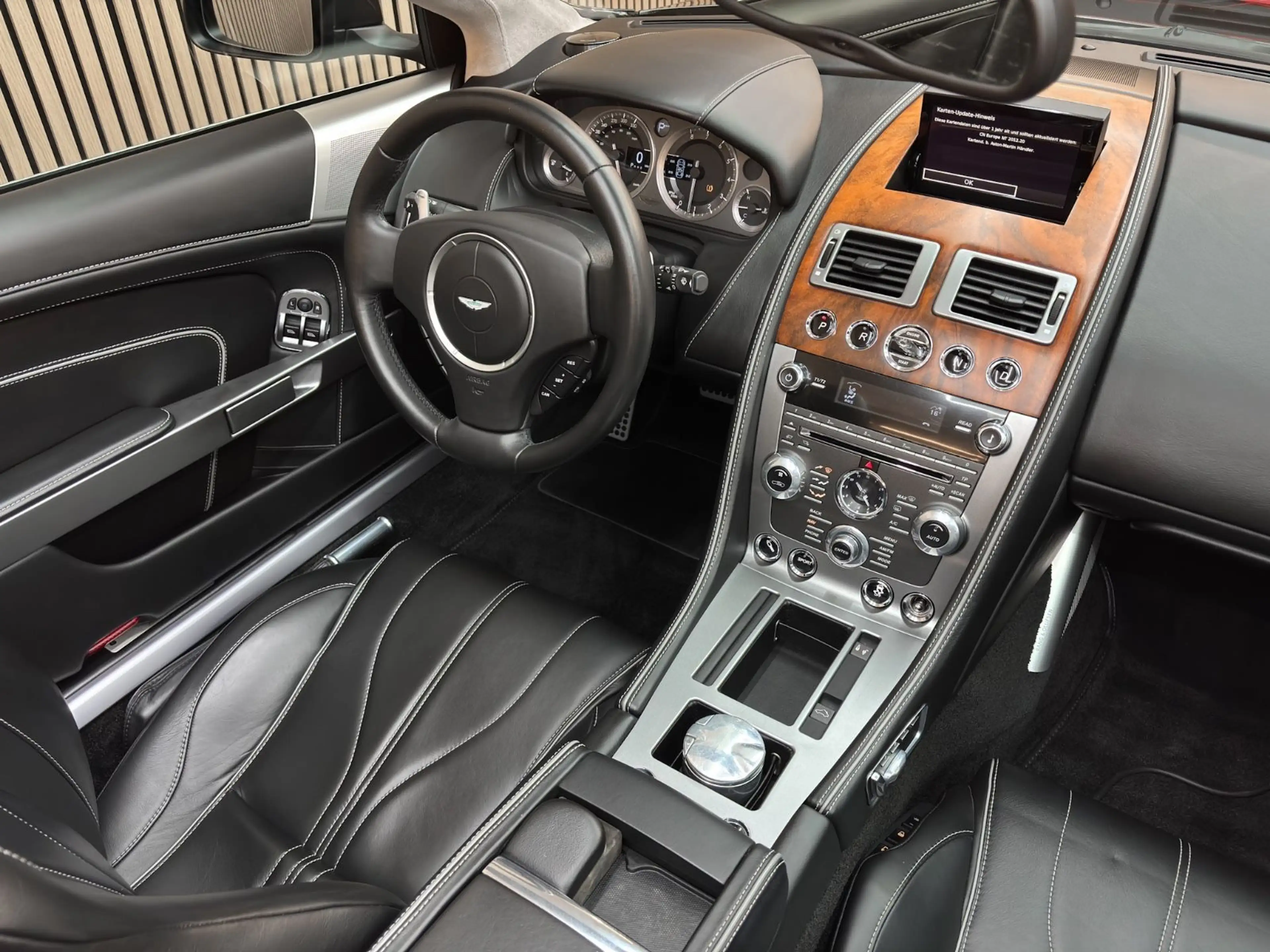 Aston Martin DB9 VOLANTE — photo 15