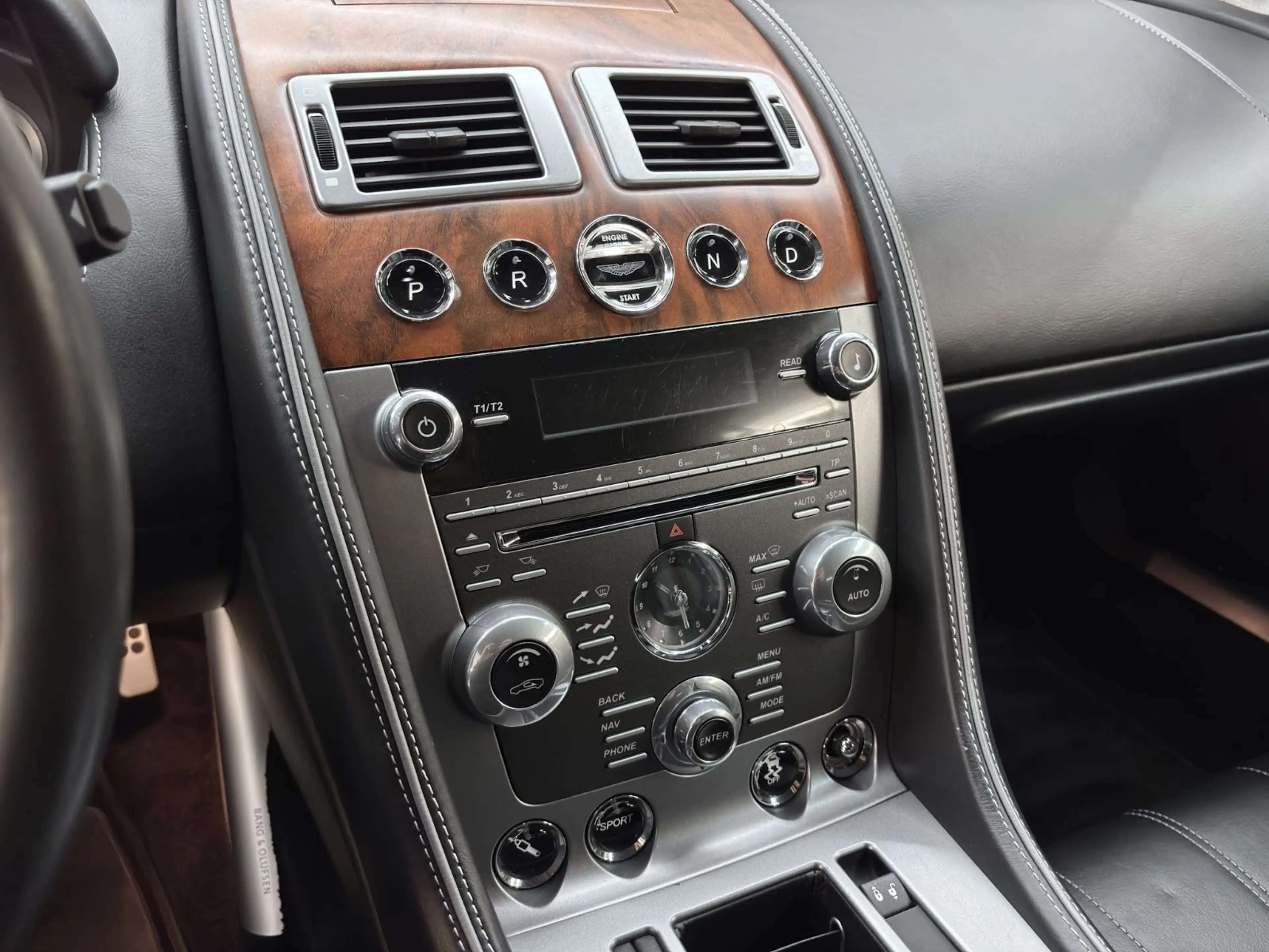 Aston Martin DB9 VOLANTE — photo 14