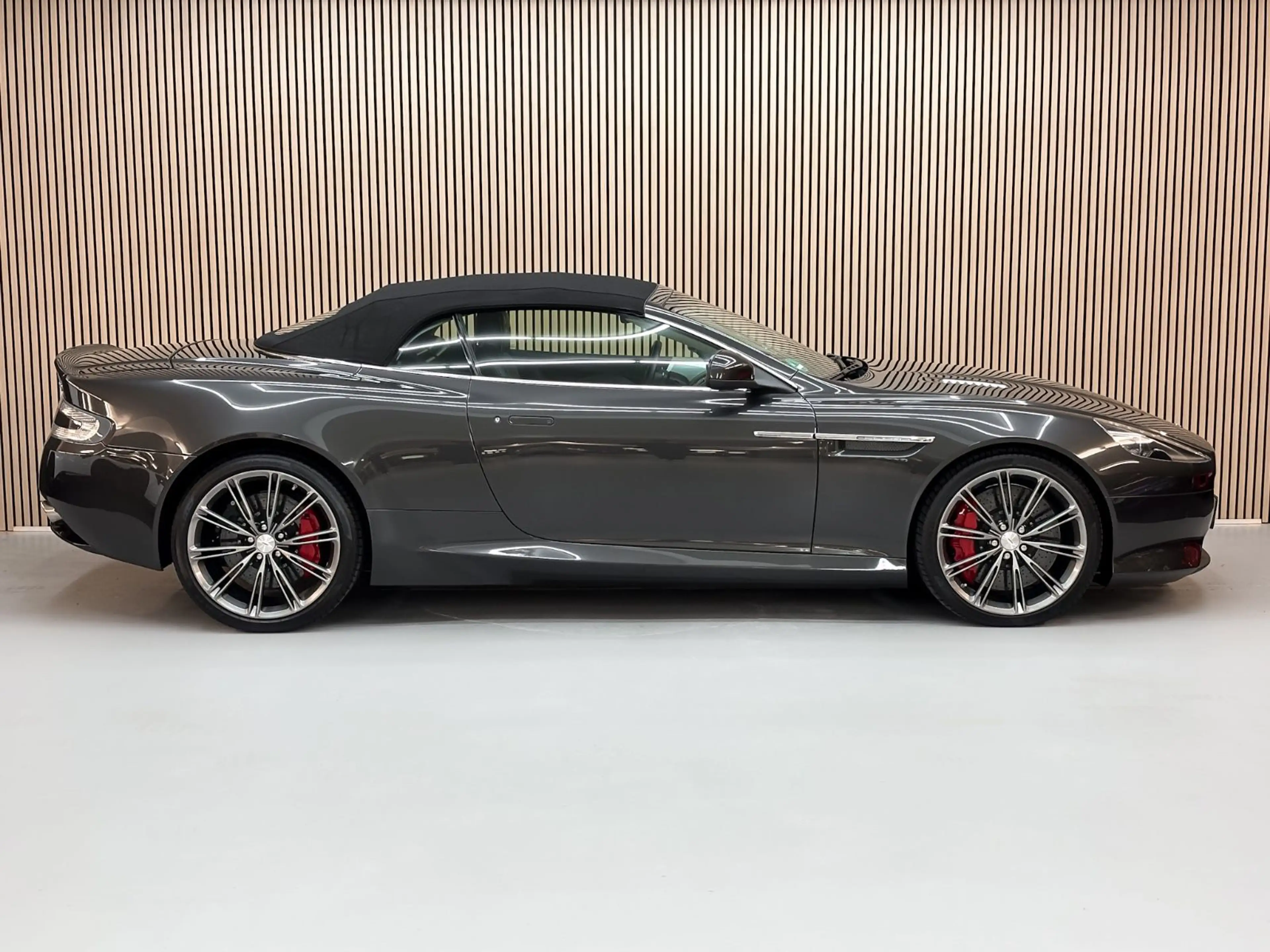 Aston Martin DB9 VOLANTE — photo 4