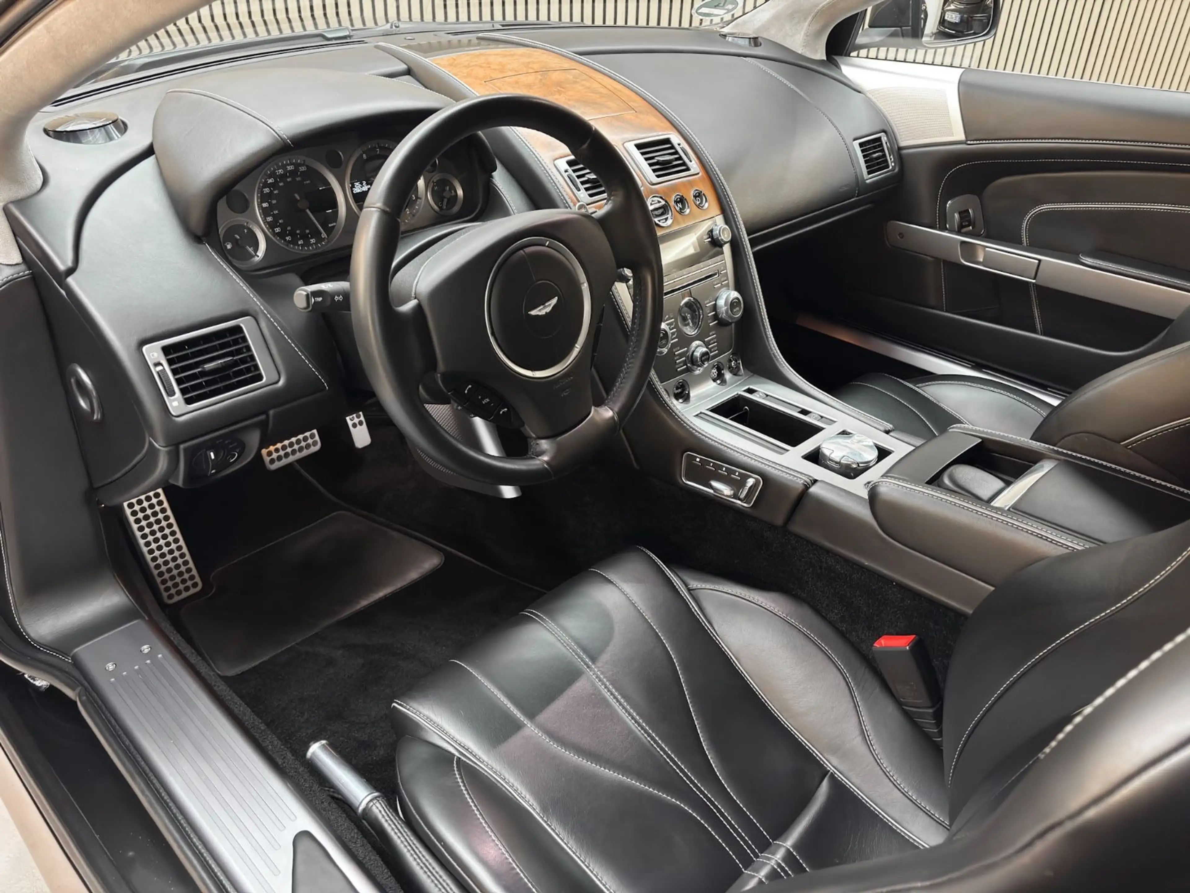Aston Martin DB9 VOLANTE — photo 10