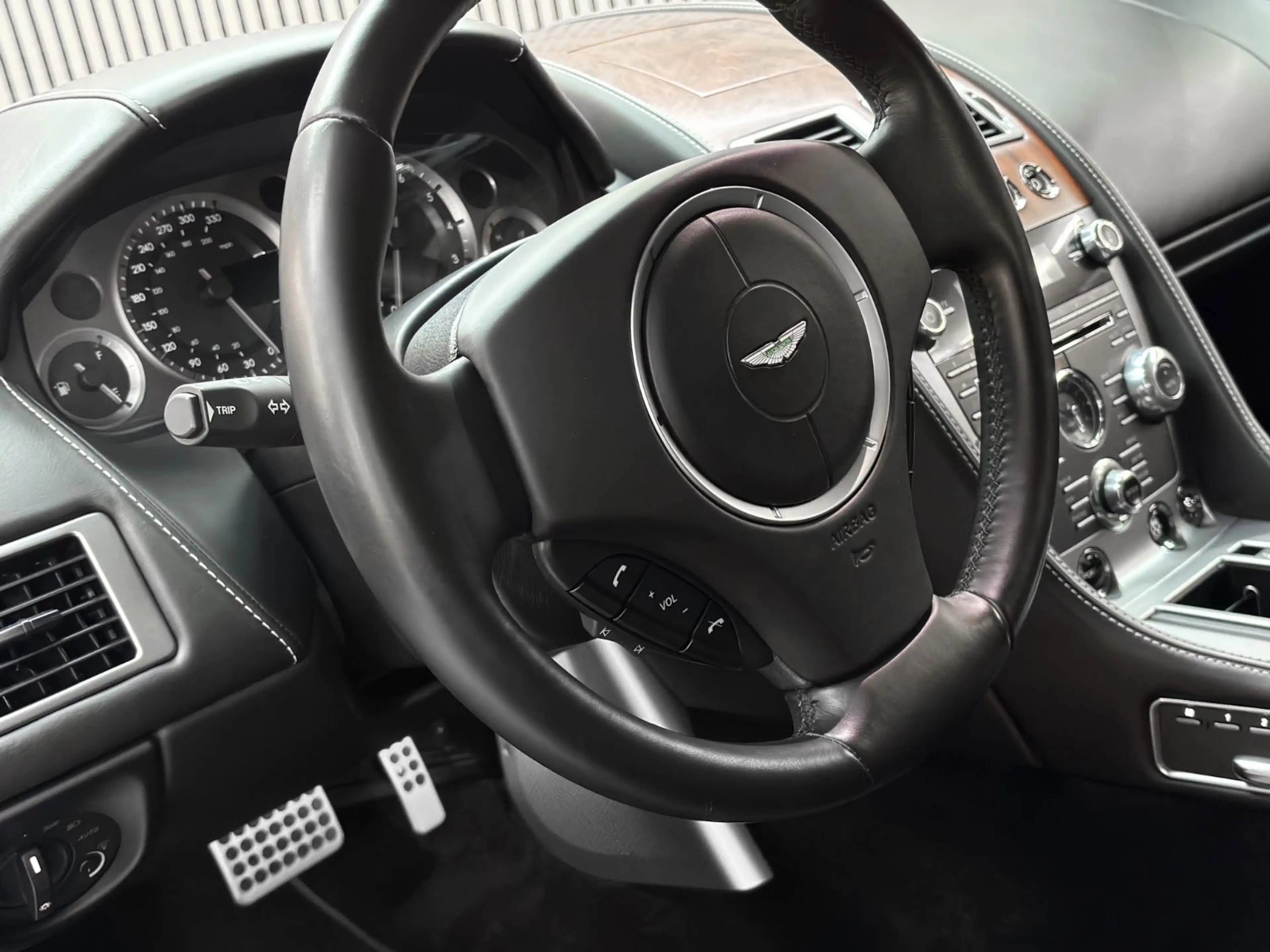 Aston Martin DB9 VOLANTE — photo 12