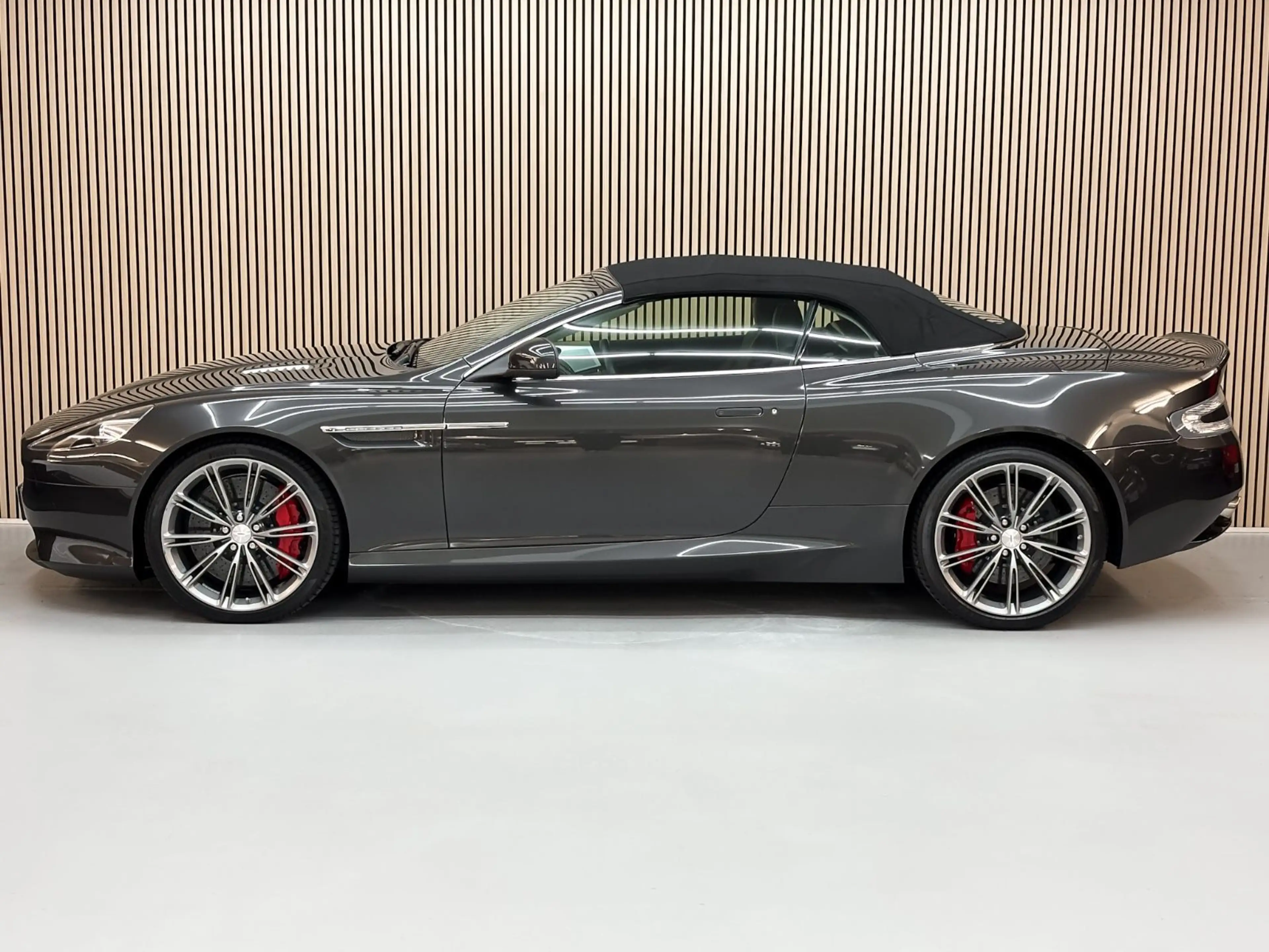 Aston Martin DB9 VOLANTE — photo 9