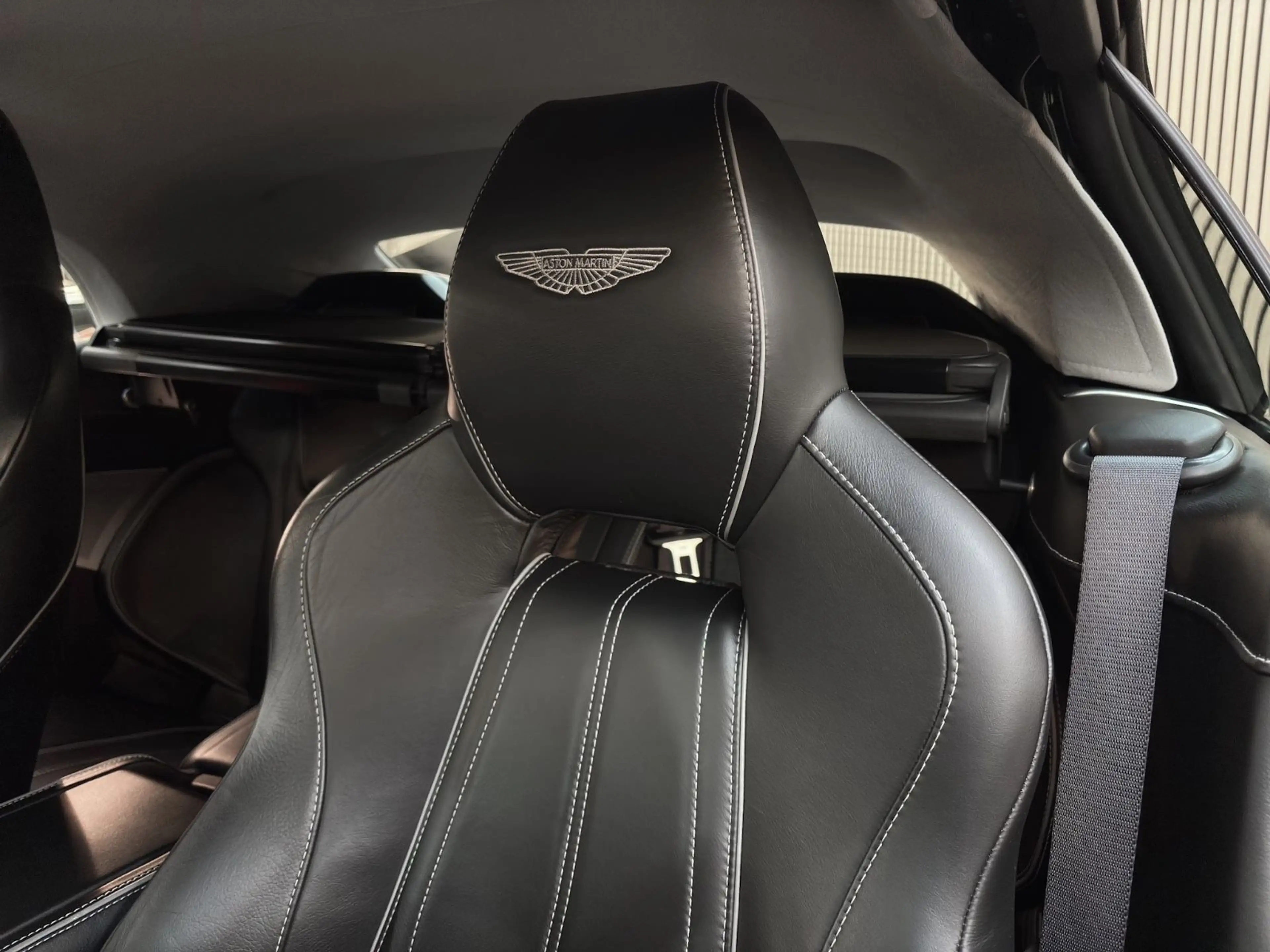 Aston Martin DB9 VOLANTE — photo 11