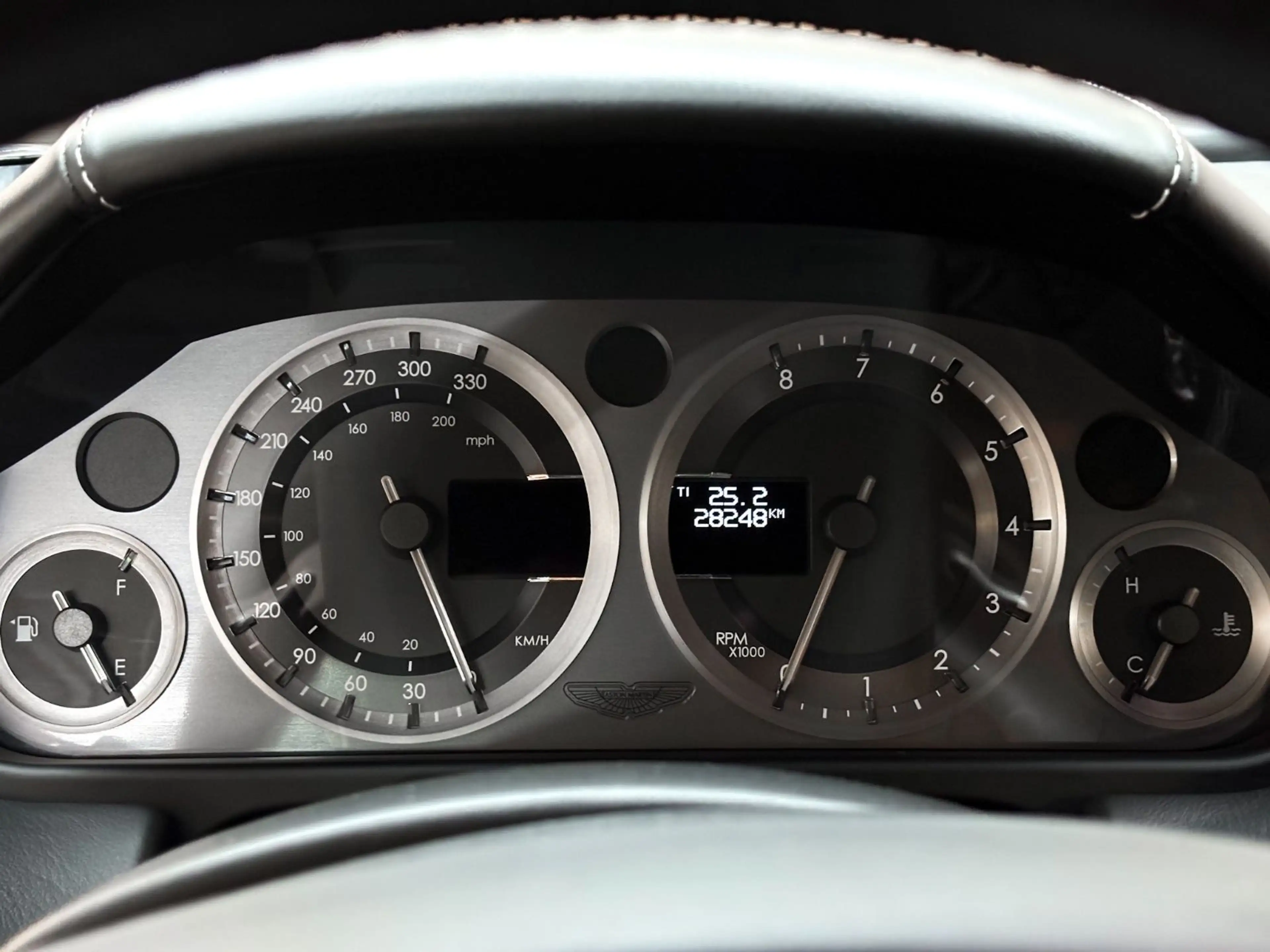 Aston Martin DB9 VOLANTE — photo 13
