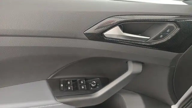 Volkswagen T-Cross view 9