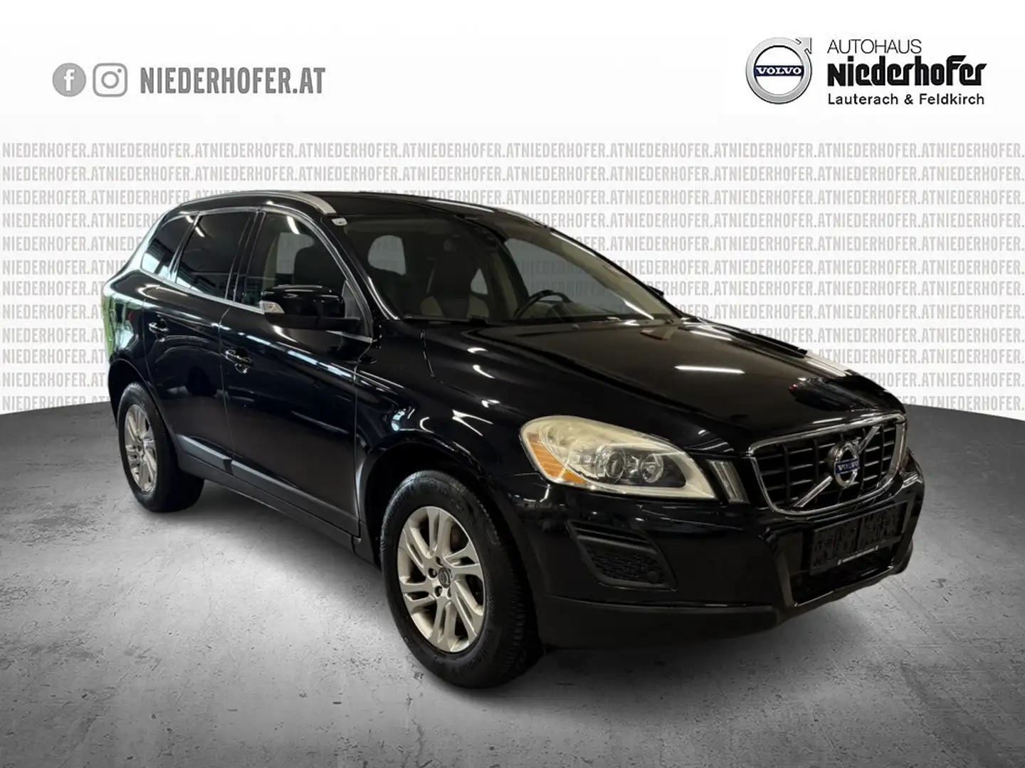 Volvo XC60 D4 AWD Summum Geartronic Schwarz - 1