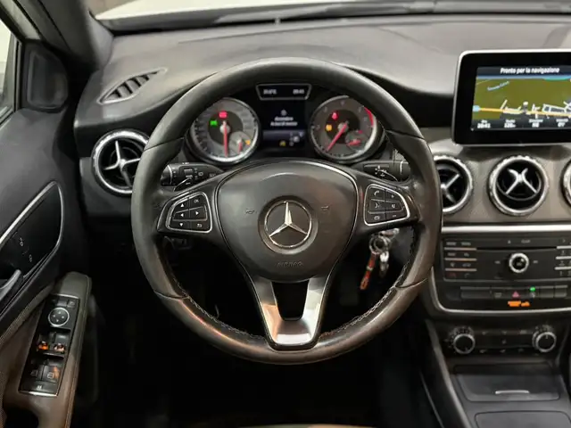Mercedes-Benz Gla view 13