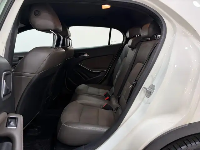 Mercedes-Benz Gla view 11