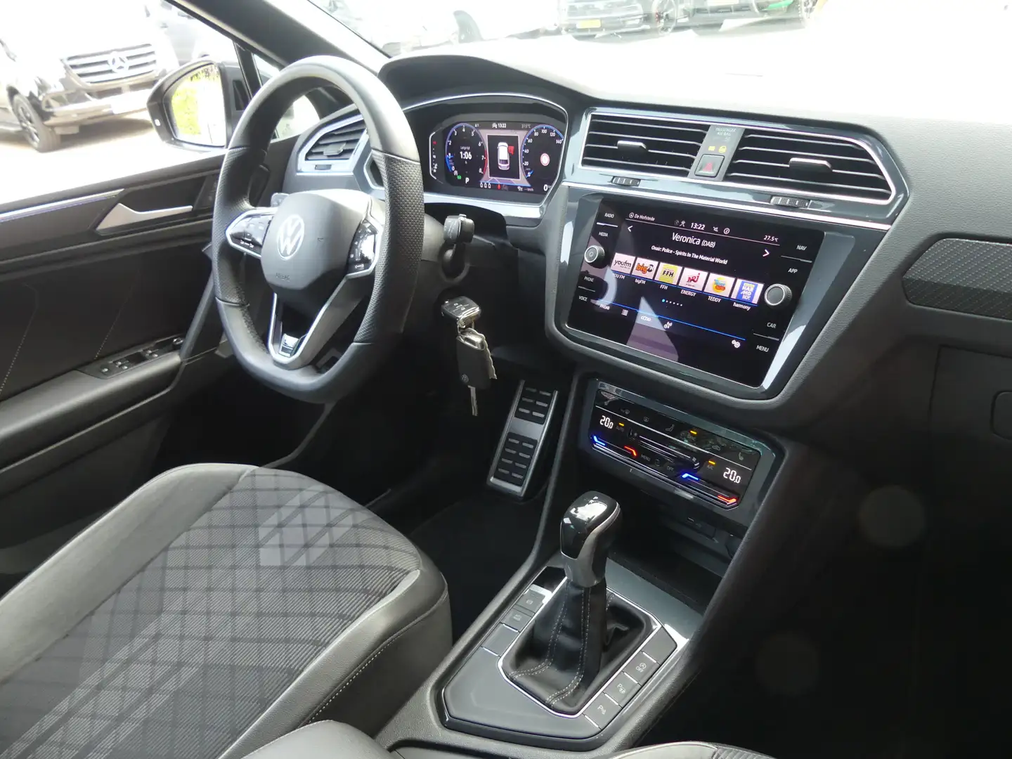 Volkswagen Tiguan 1.5 TSI R-Line Nieuw model! / Trekhaak Grijs - 2