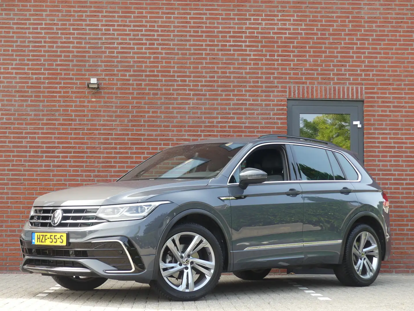 Volkswagen Tiguan 1.5 TSI R-Line Nieuw model! / Trekhaak Grijs - 1