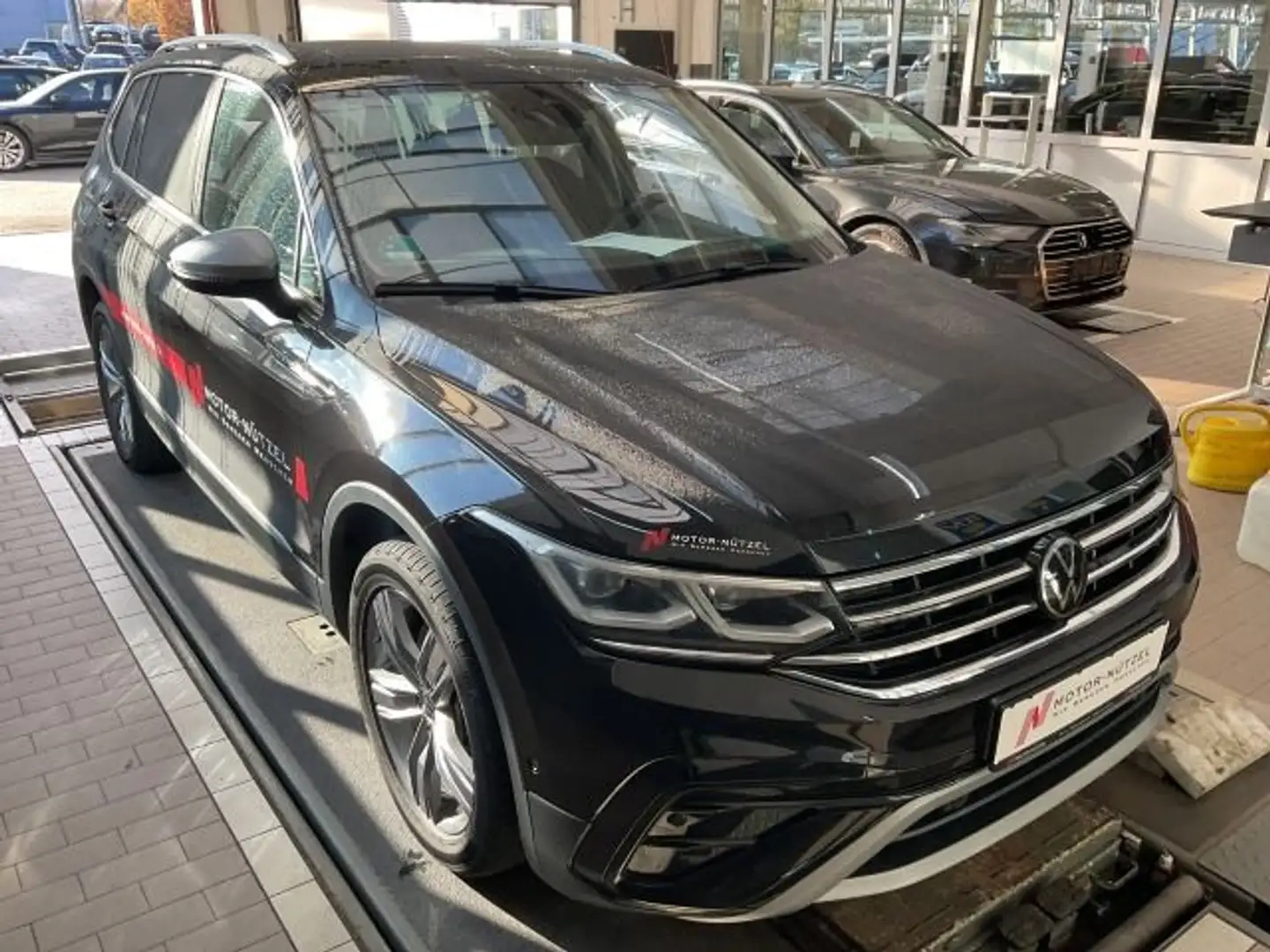 Volkswagen Tiguan Allspace 2.0 TDI 4M IQ+NAV+AHK+PANO+7SITZ Schwarz - 2