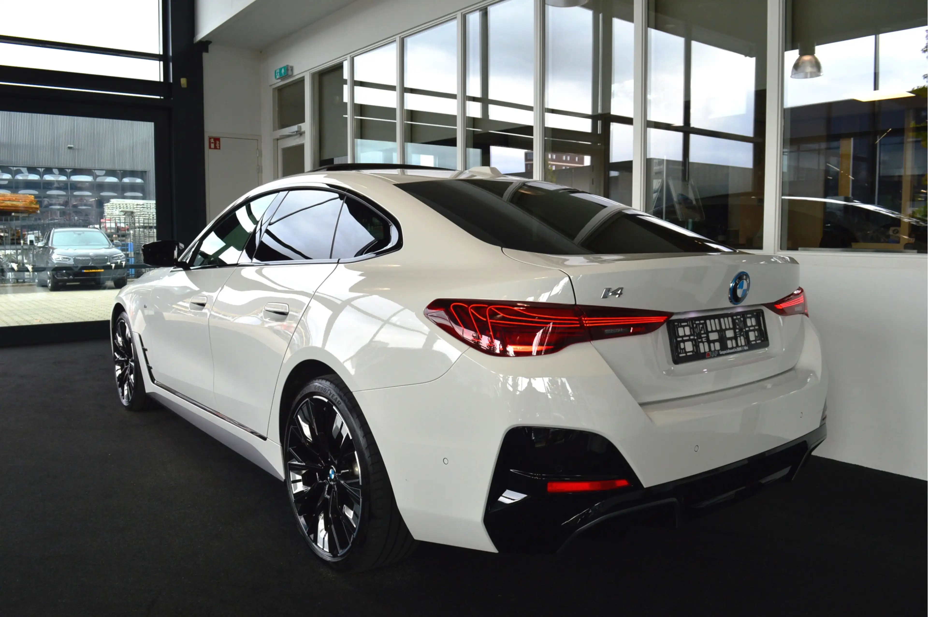 BMW i4 M50 xDrive M-Sport Pro | LCI (Facelift) Full Optio — photo 6