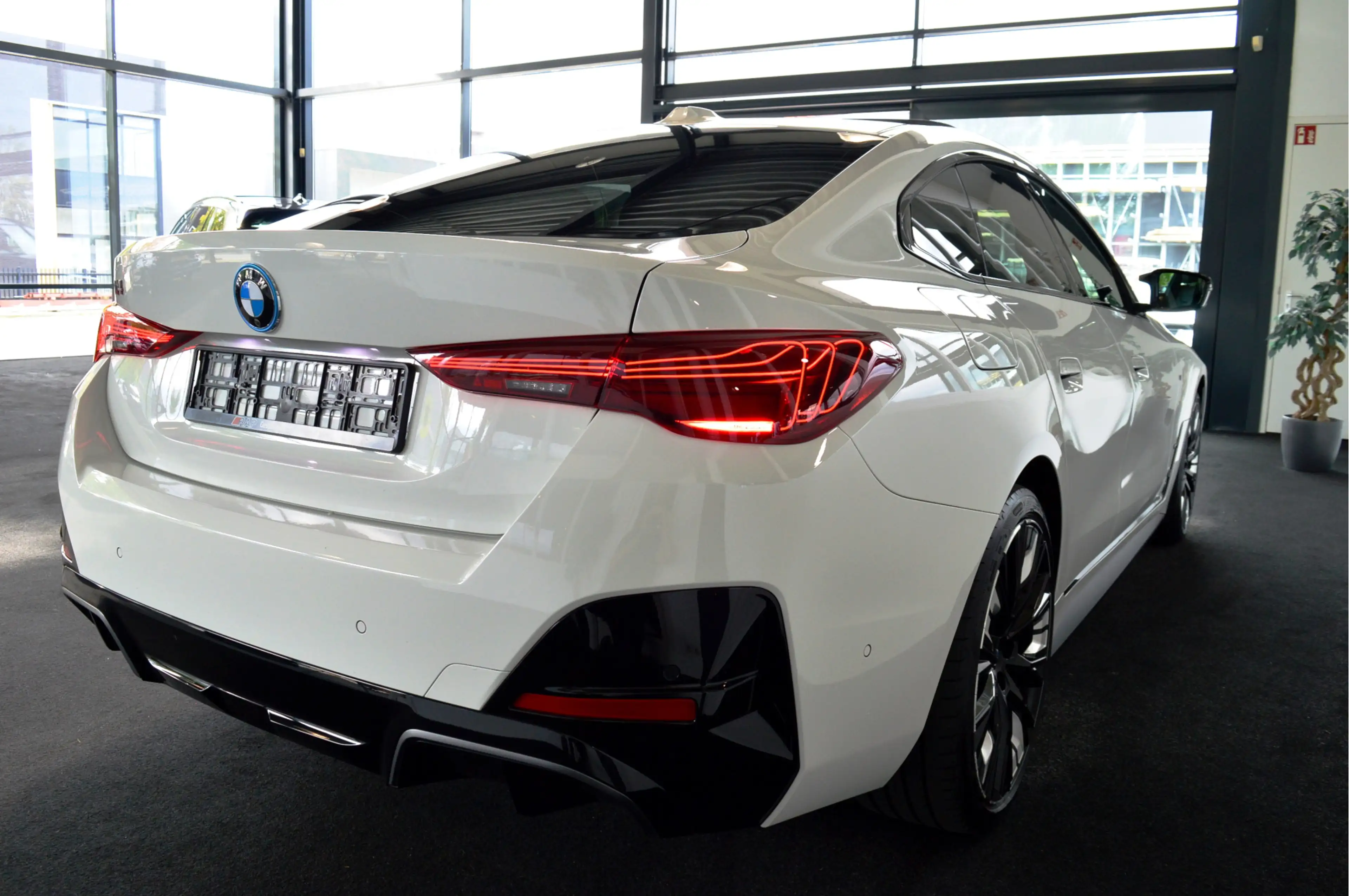 BMW i4 M50 xDrive M-Sport Pro | LCI (Facelift) Full Optio — photo 9