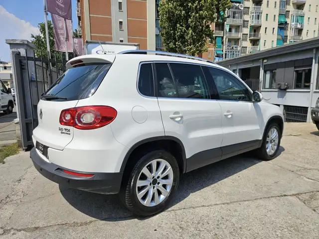 Volkswagen Tiguan view 4