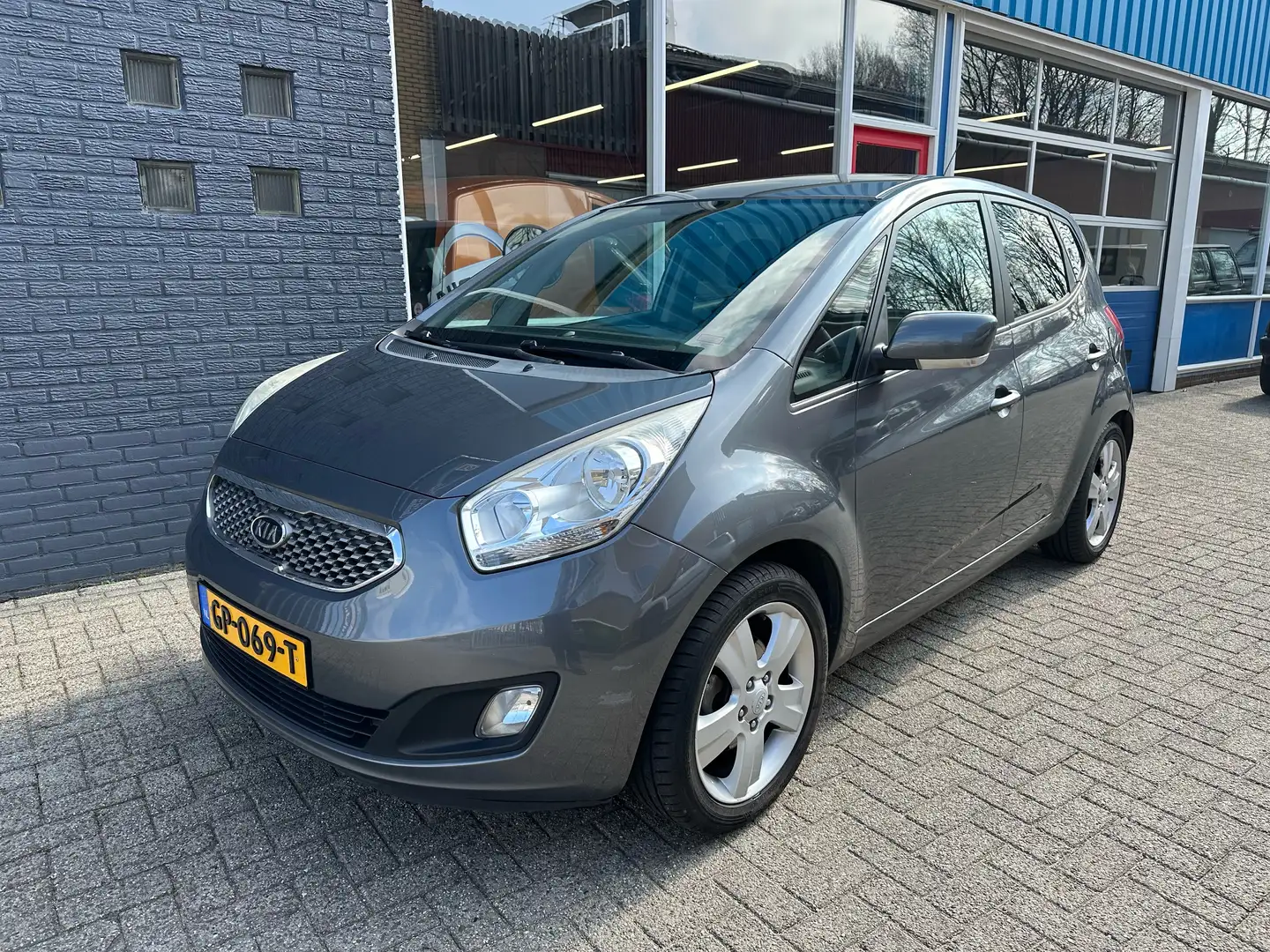 Kia Venga 1.6 CVVT X-ecutive Trekhaak Grijs - 2