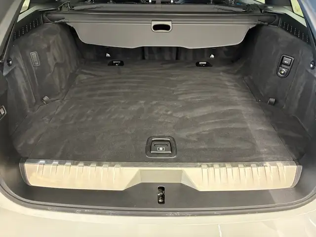 BMW 5 Series view 11