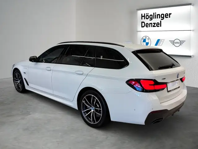 BMW 5 Series view 10