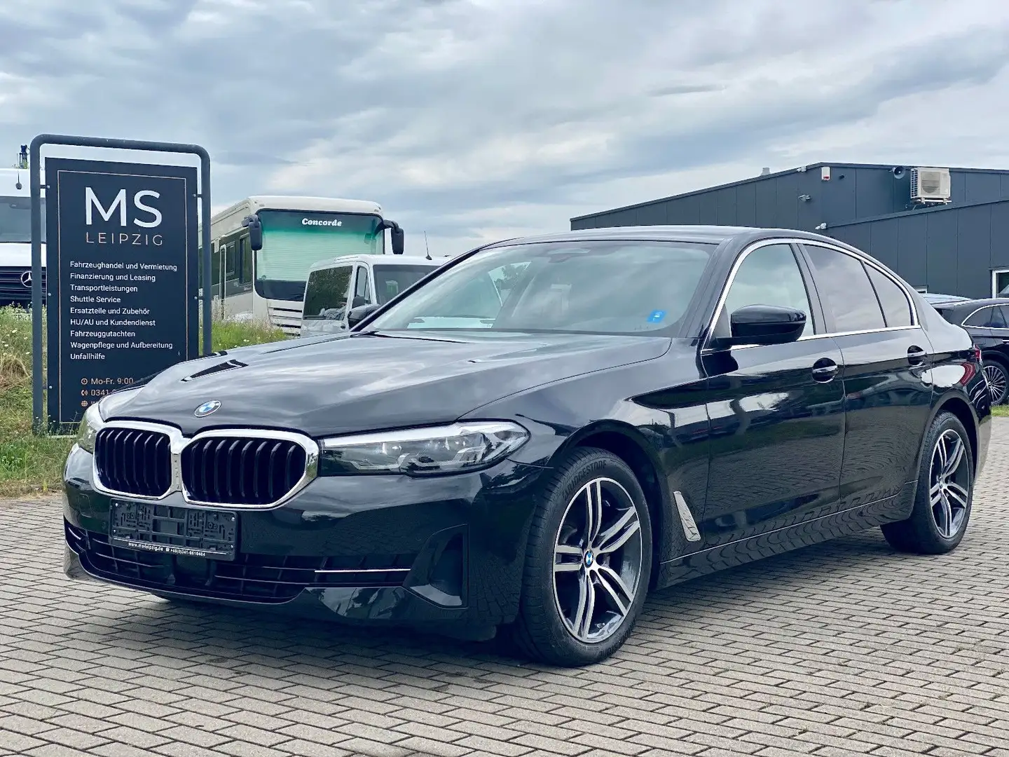 BMW 520 d xDrive Navi AHK 18 Zoll Standheizung Schwarz - 1