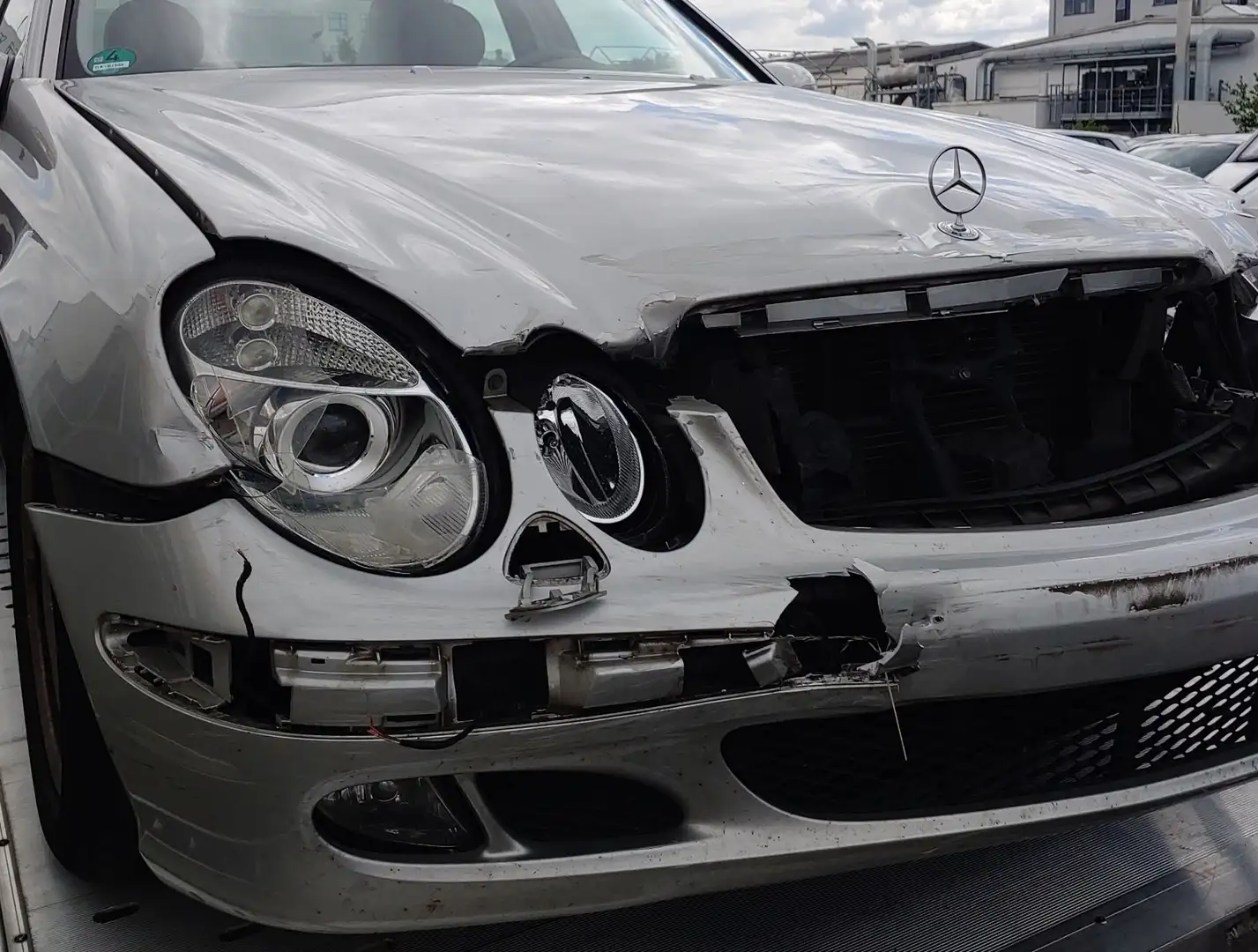 Mercedes-Benz E 240 Elegance Comand Bi-Xenon PTC mit TÜV (Schaden) Argent - 2