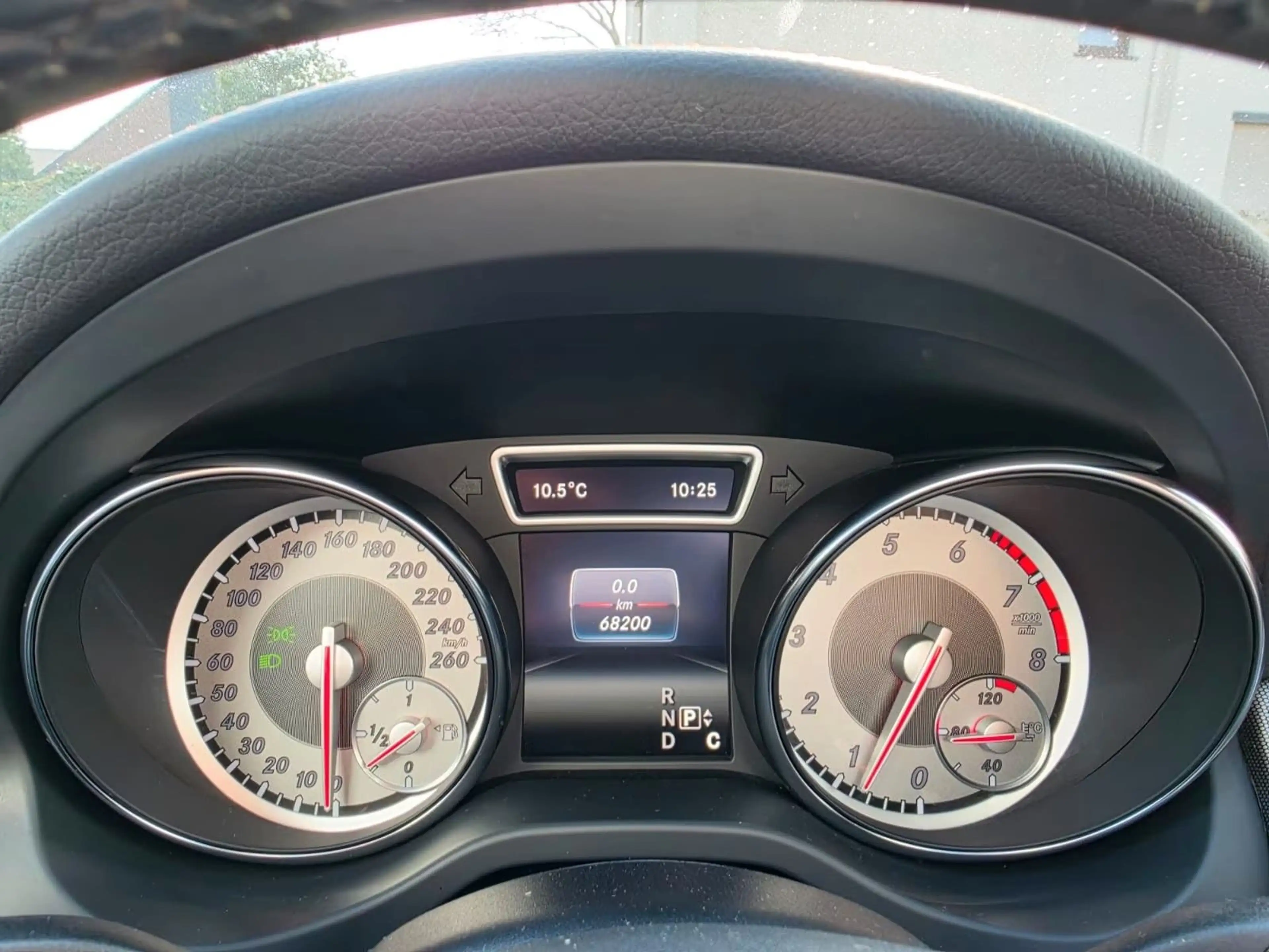 Mercedes-Benz CLA 200 Shooting Brake ORANGE ART EDITION/AMG — photo 10