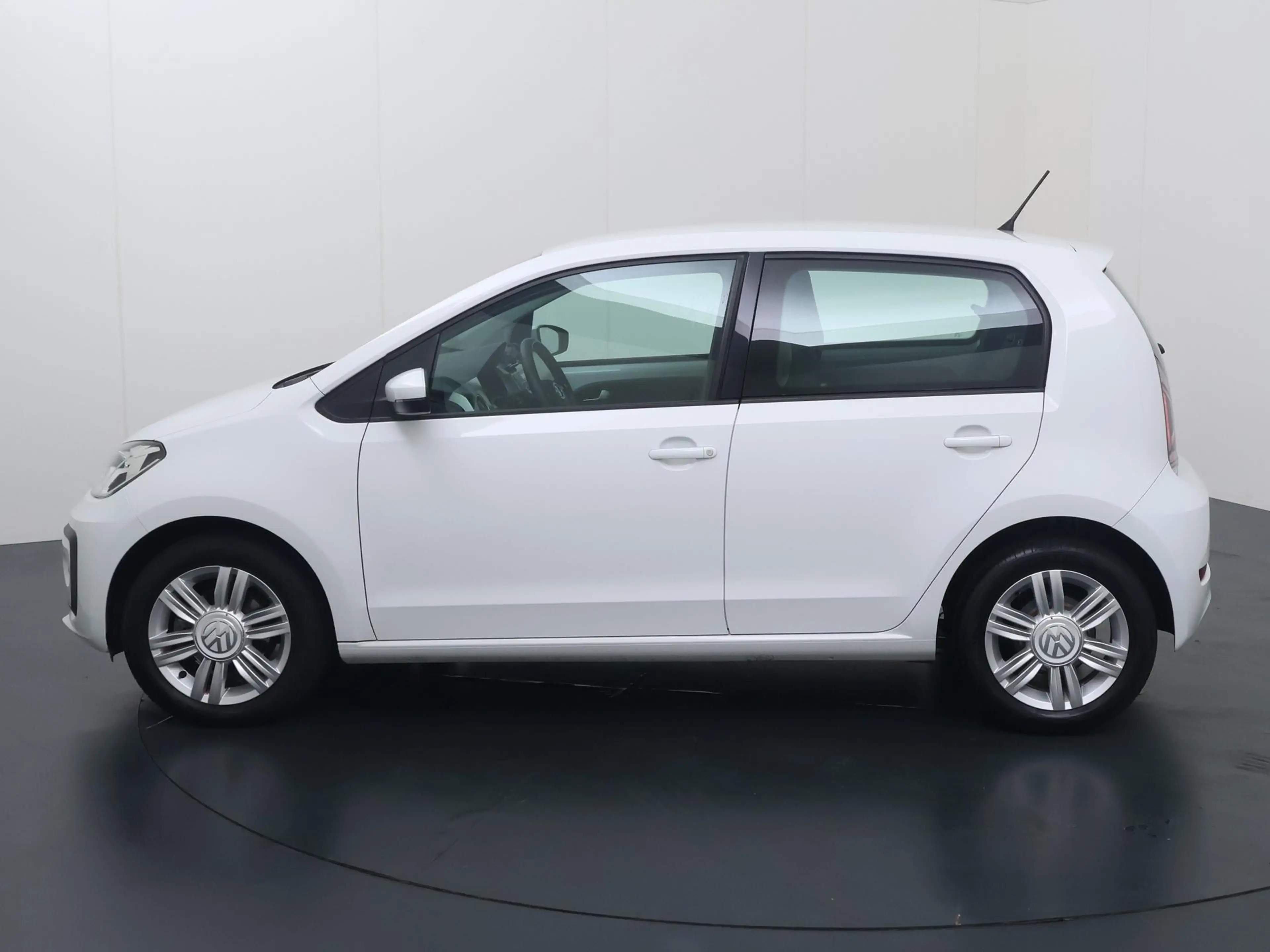 Volkswagen up! 1.0 BMT high up! | 75 PK | Cruise control | Climat — photo 2