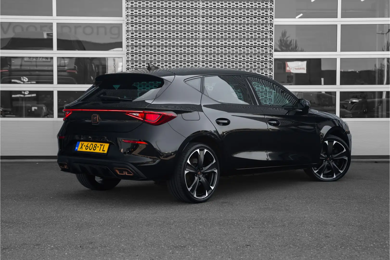 CUPRA Leon 1.4 e-Hybrid VZ Business Чёрный - 2