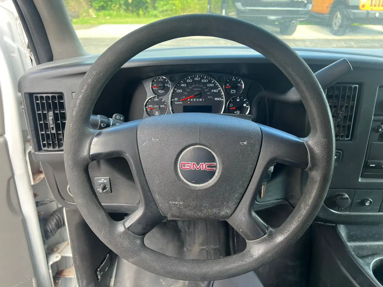 GMC Savana снимка GMC Savana