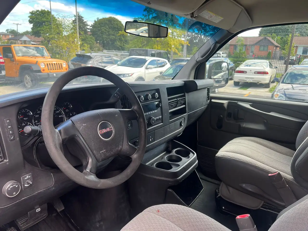 GMC Savana снимка GMC Savana