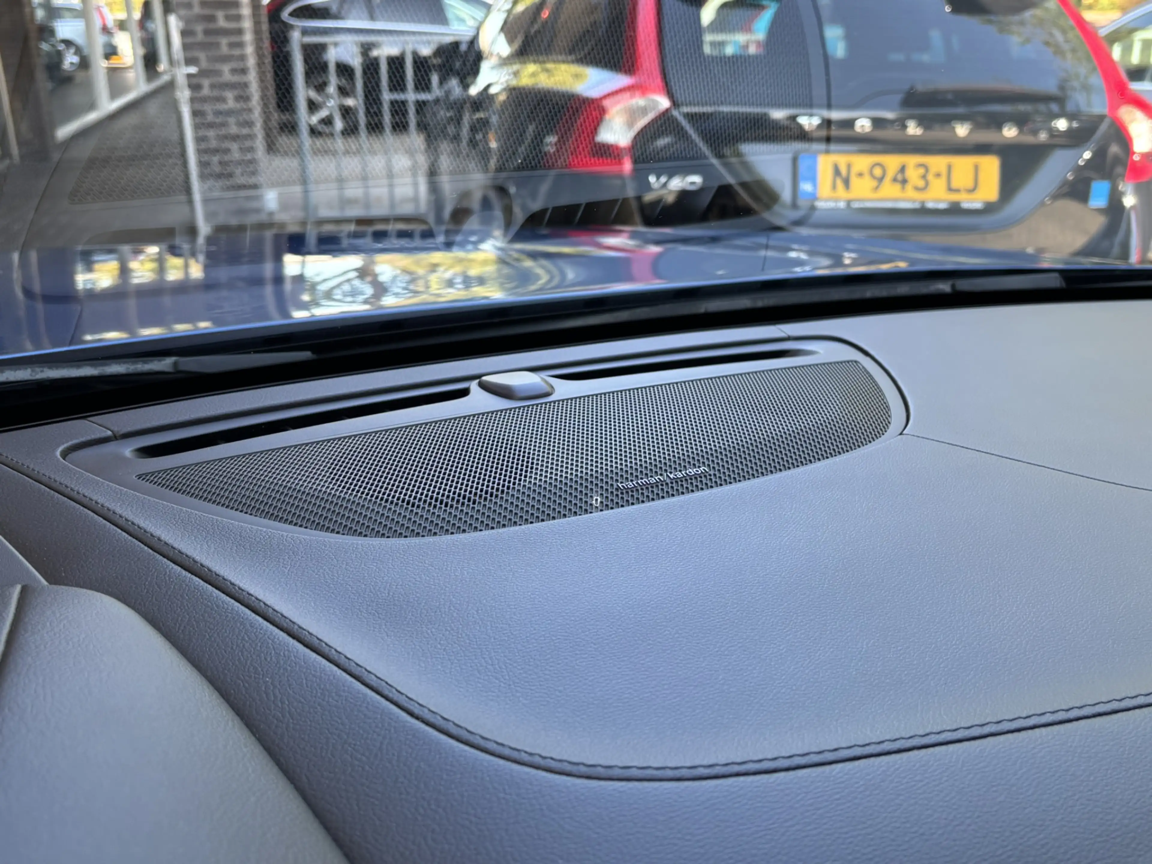 Volvo V90 T8 AWD R-Design HeadUp MASSAGE Luchtvering 360 DAB — photo 30