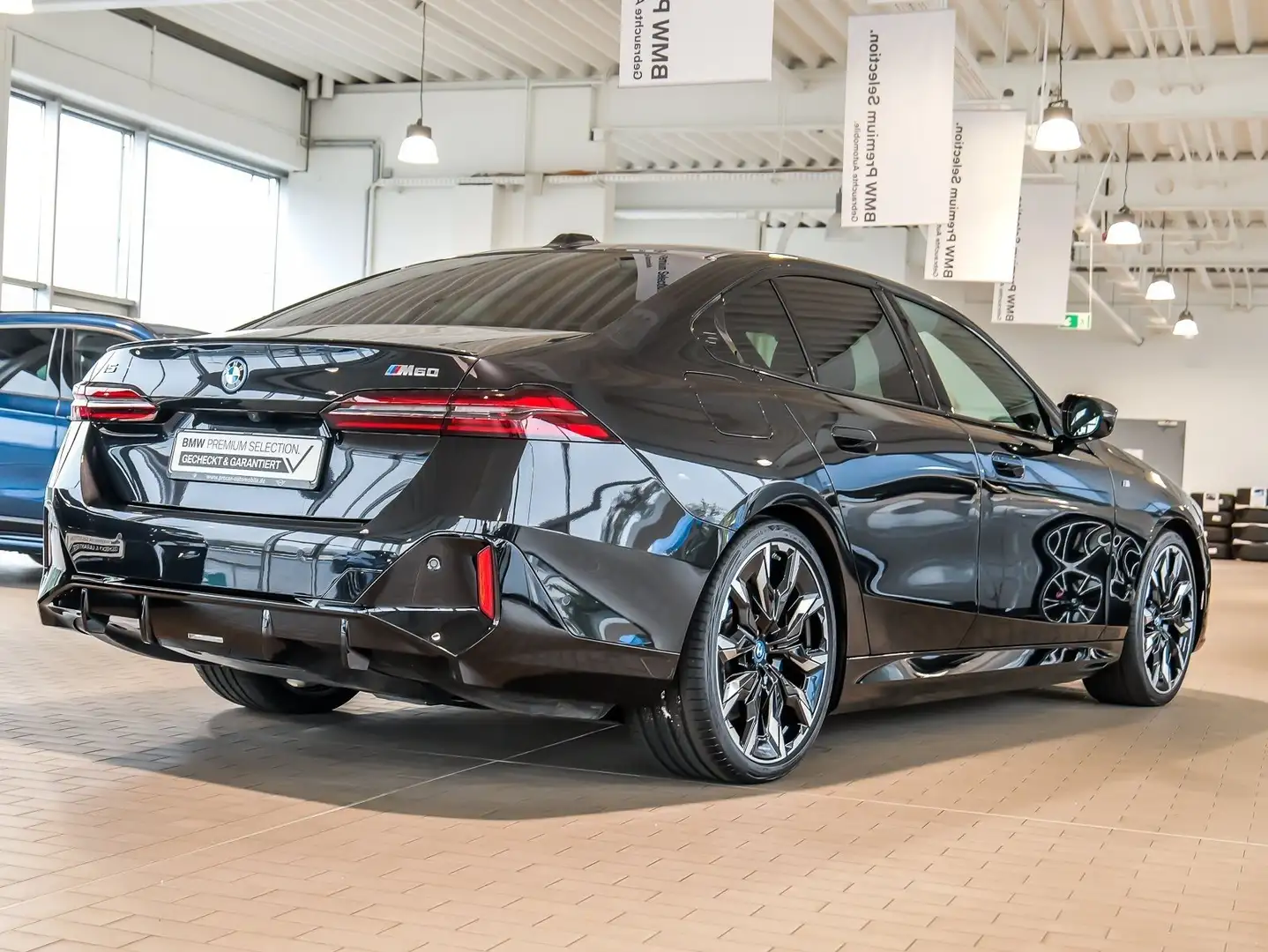 BMW i5 M60 xDrive AHK Pano DAProf PAProf Bowers & Wilkins Zwart - 2