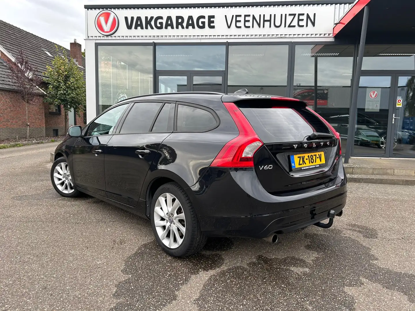 Volvo V60 1.6 T3 Summum|Rijklaar prijs|Trekhaak|Cruise|Stoel Nero - 2
