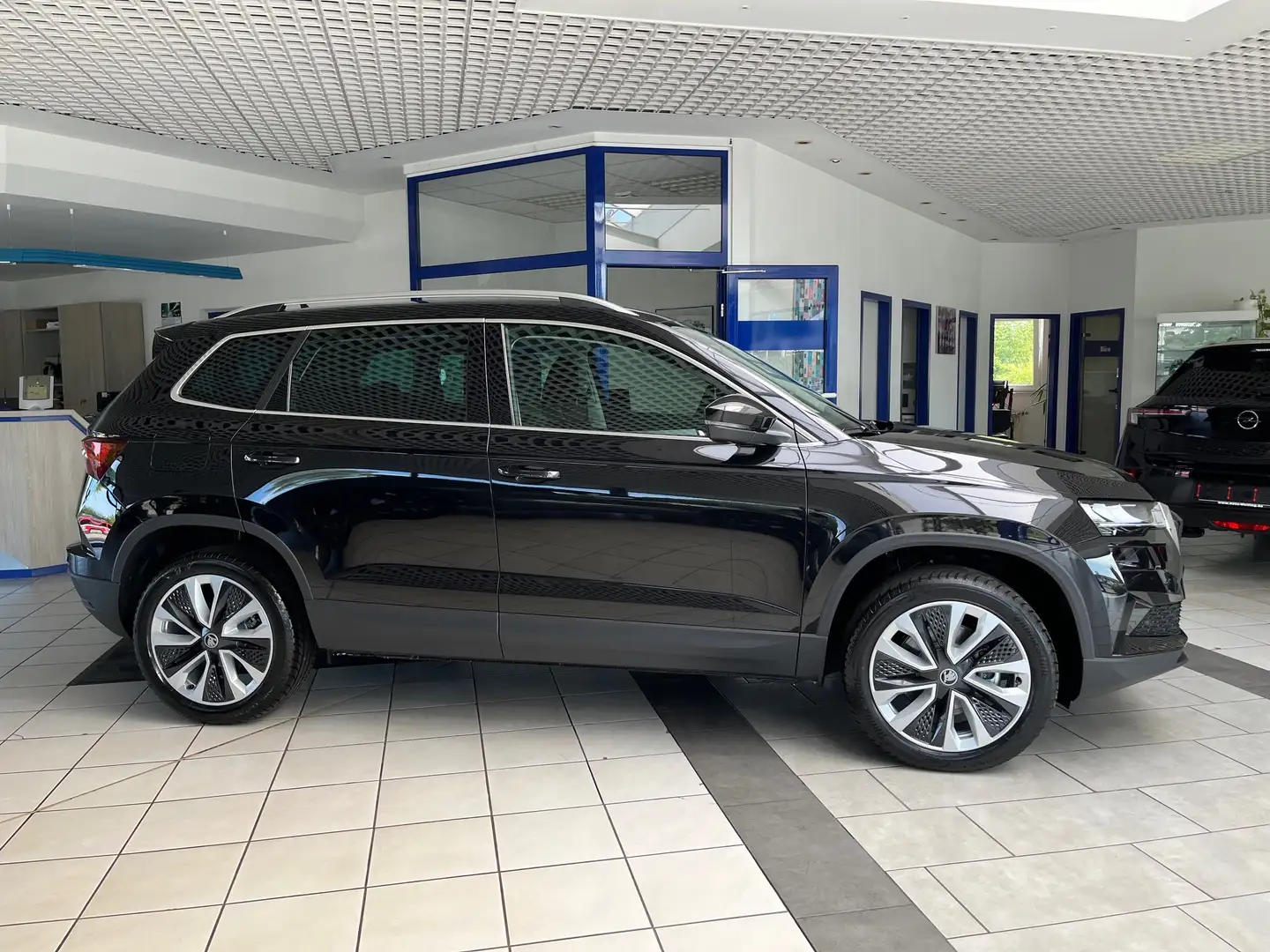 Skoda Karoq 1.5 TSI DSG+AHK+RFK+ACC+Navi+el.Heckkl.++ Zwart - 1
