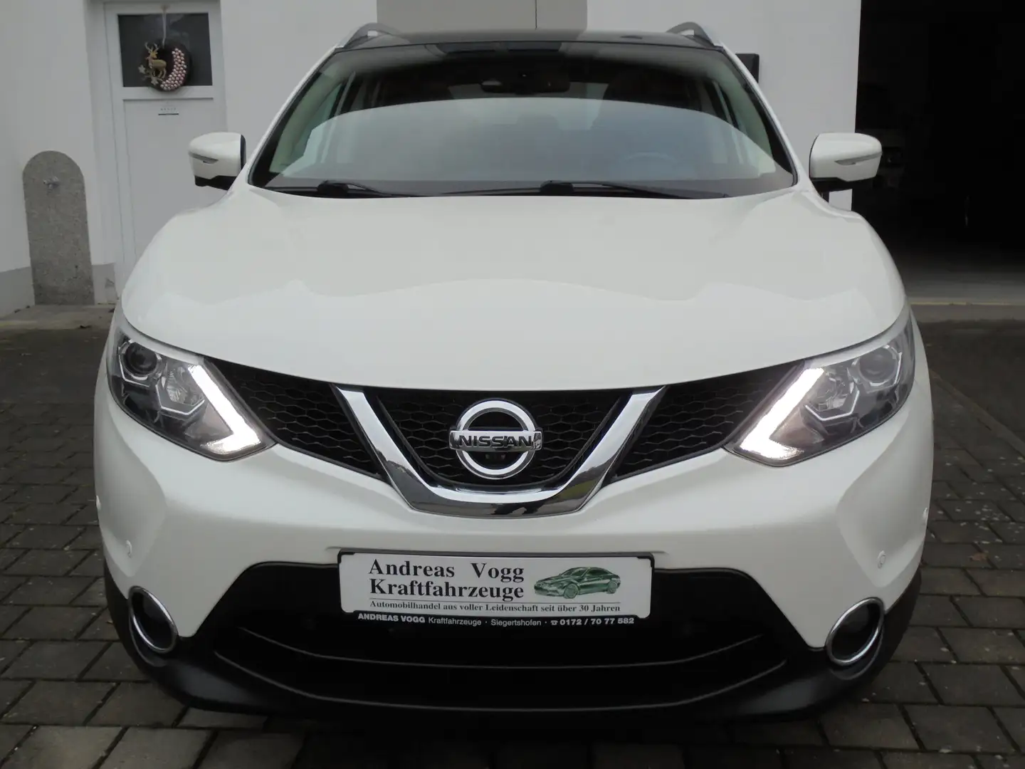 Nissan Qashqai 1,2l Tekna Navi LED Glasdach AHK Top gepflegt Blanco - 2
