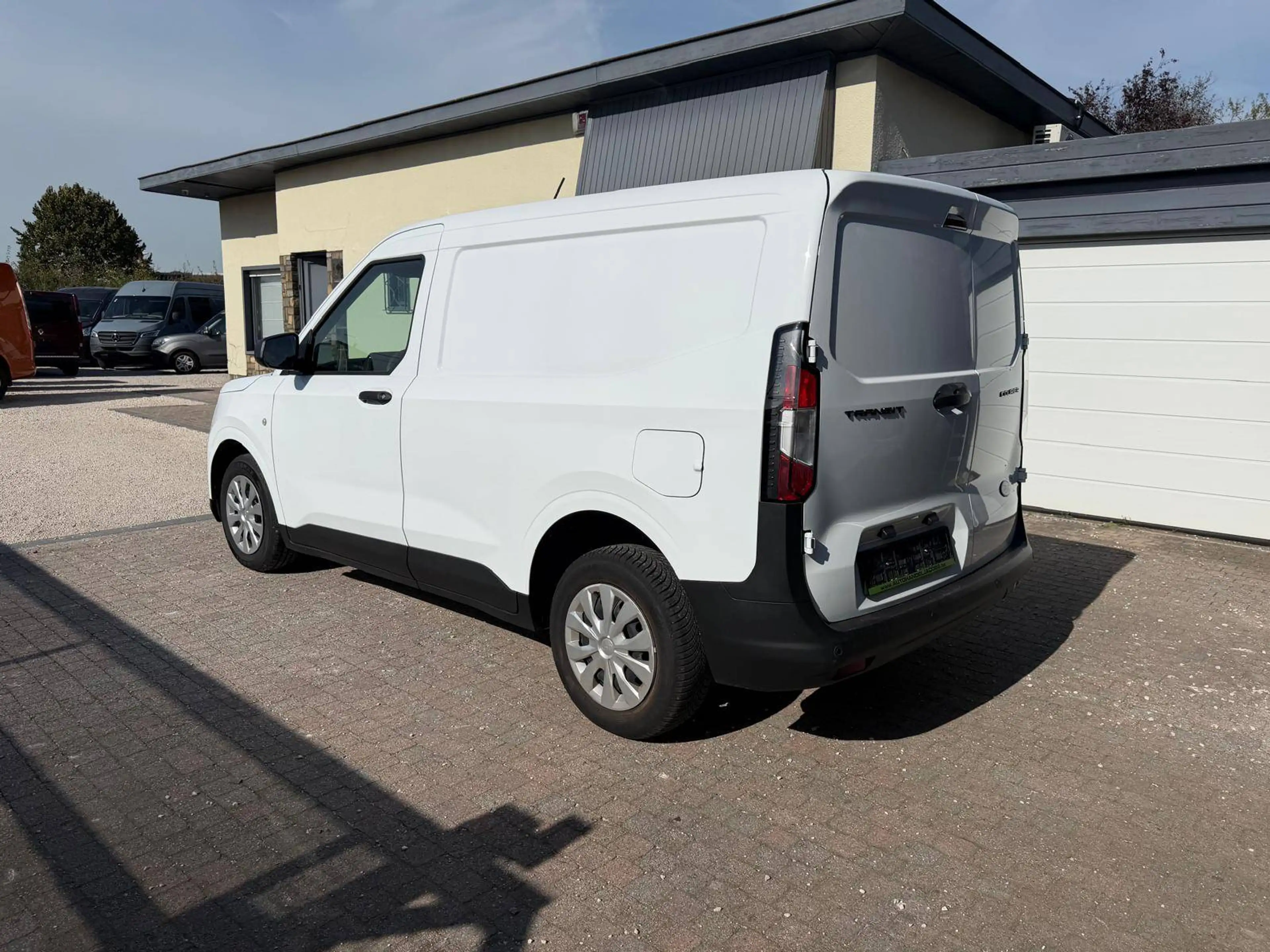 Ford Transit Courier 1.0 BENZ * 125PK * NIEUWSTAAT * 3.000KM!! * LANE * APPLE CARPLAY — photo 2